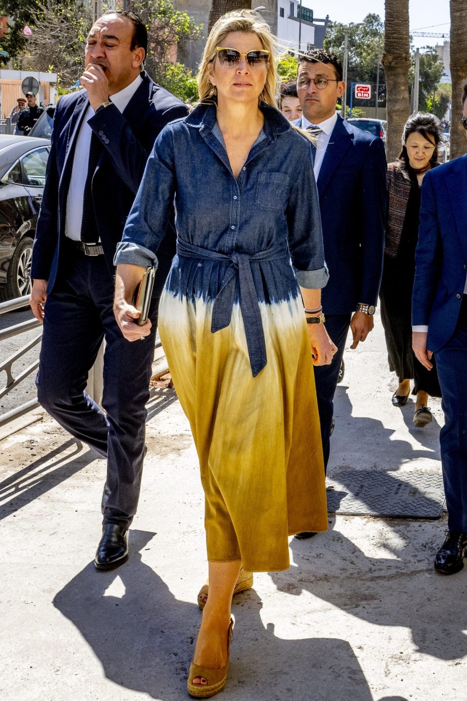 koningin-maxima-kiest-voor-denim-tie-dye-jurk-tijdens-bezoek-aan-marokko-247333