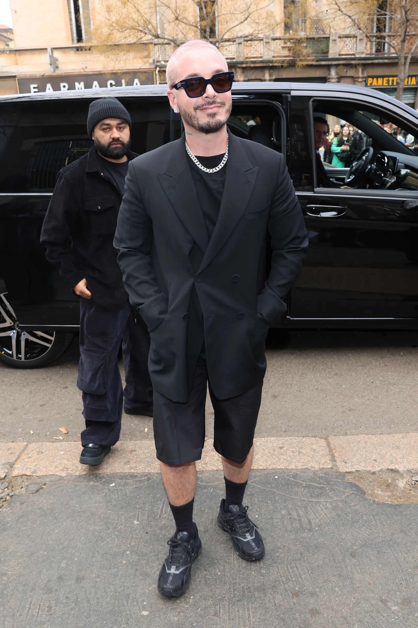 Ook mannen doen mee deze man draagt een zwart setje