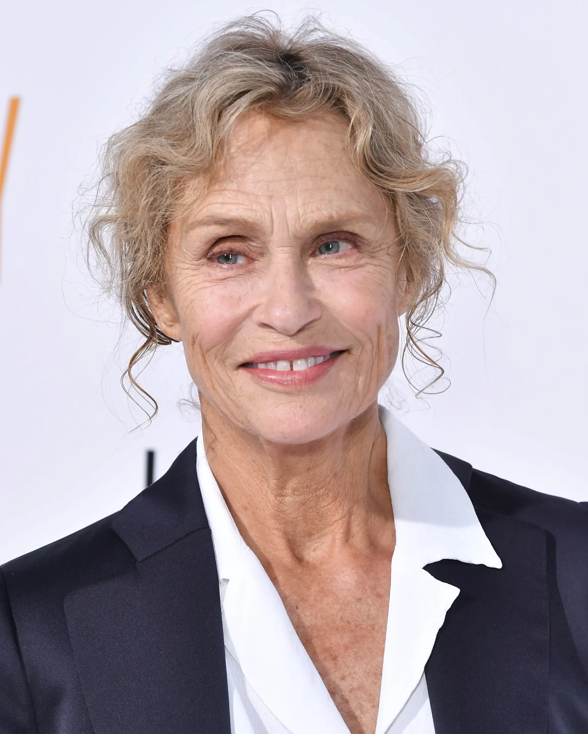 Lauren Hutton met een van de kapsels die je wil proberen als je 50-plus bent