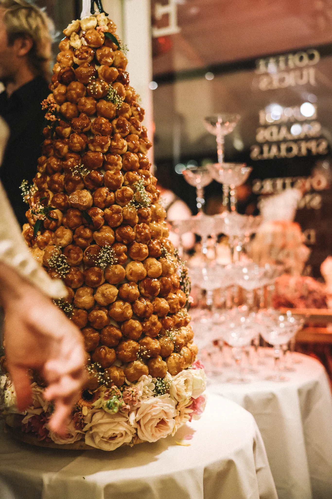 De croquembouche gemaakt door June's Cakes