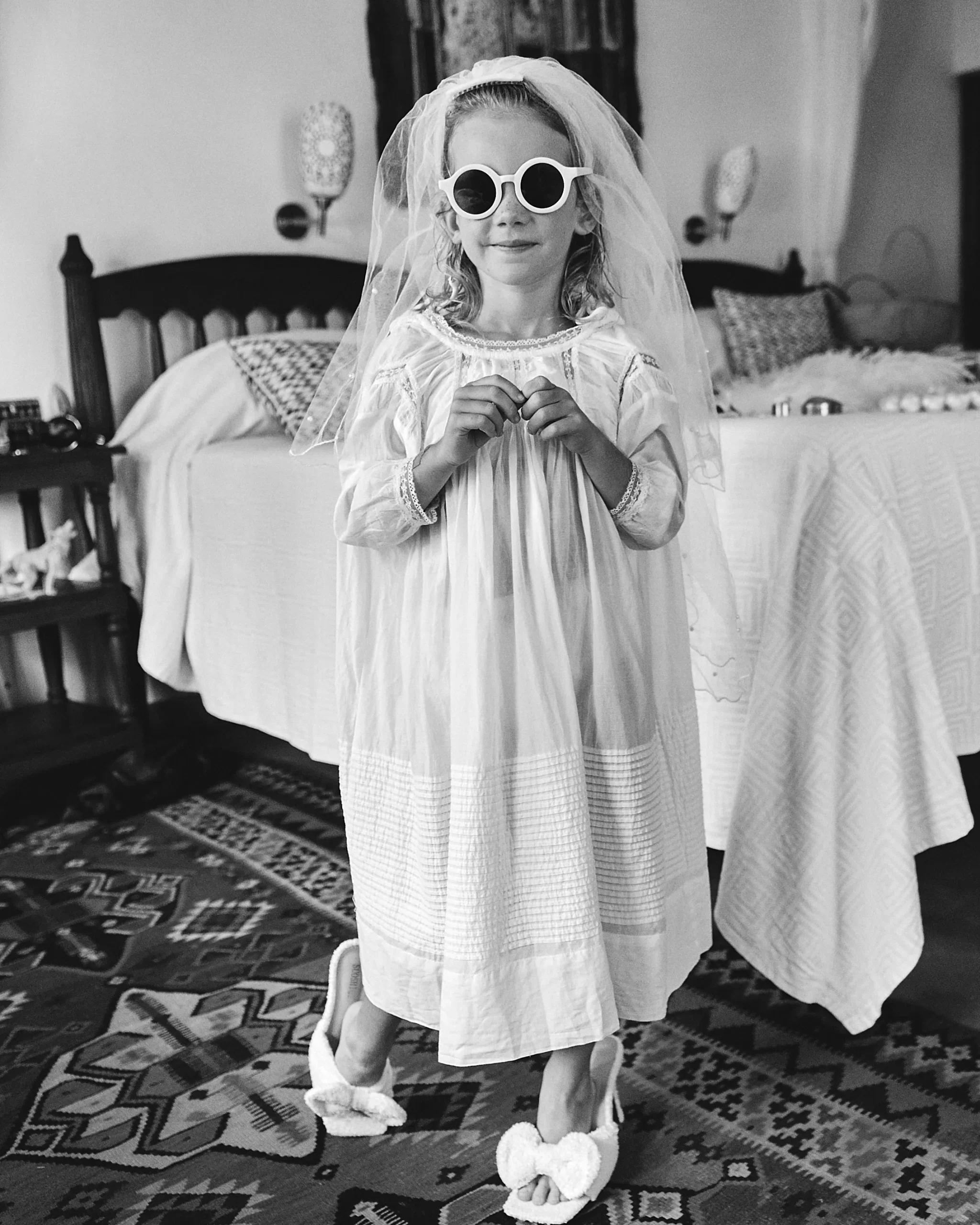 Dochter Lola past haar outfit