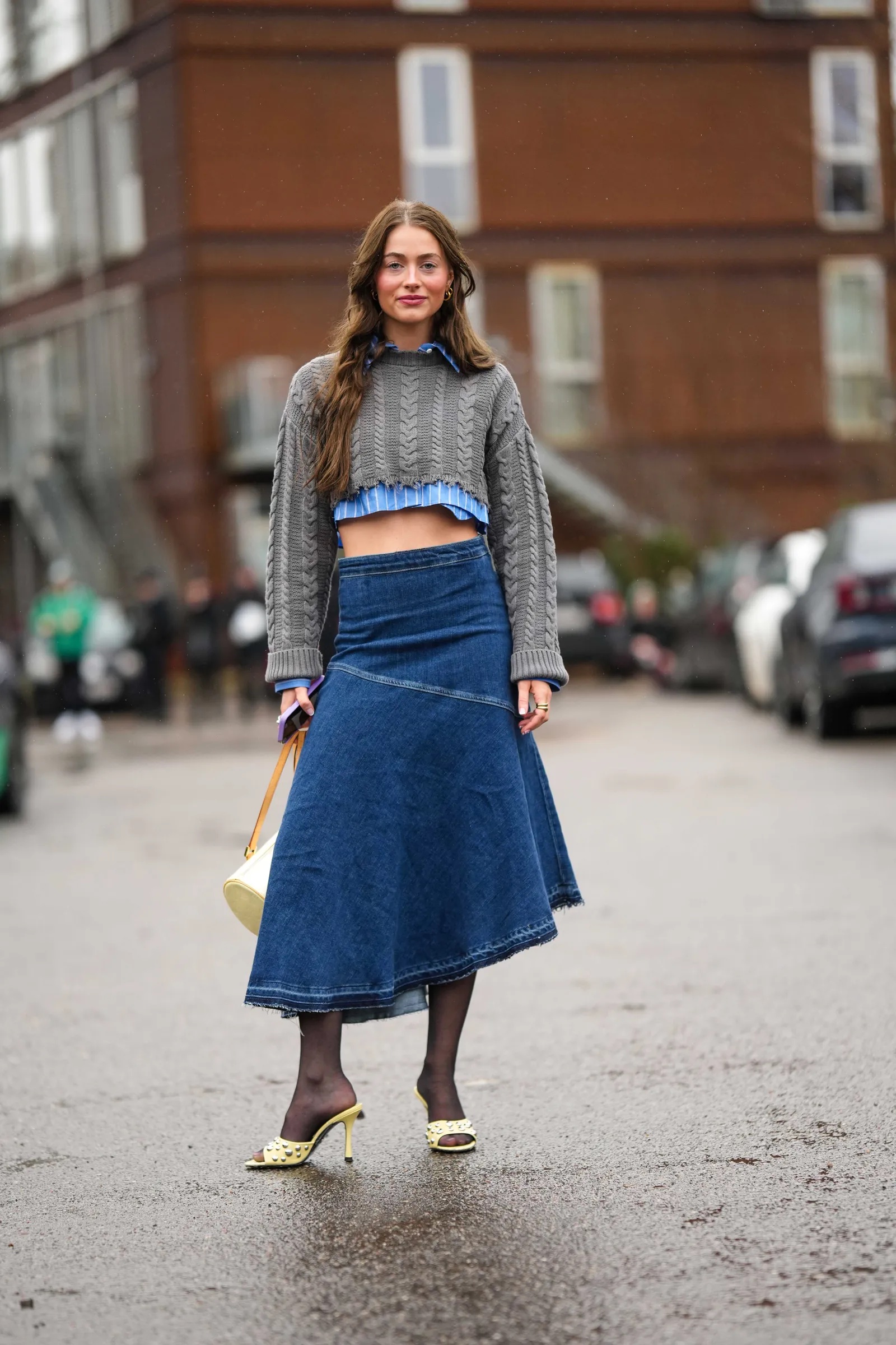 Een streetstyle-ster met een denim midirok
