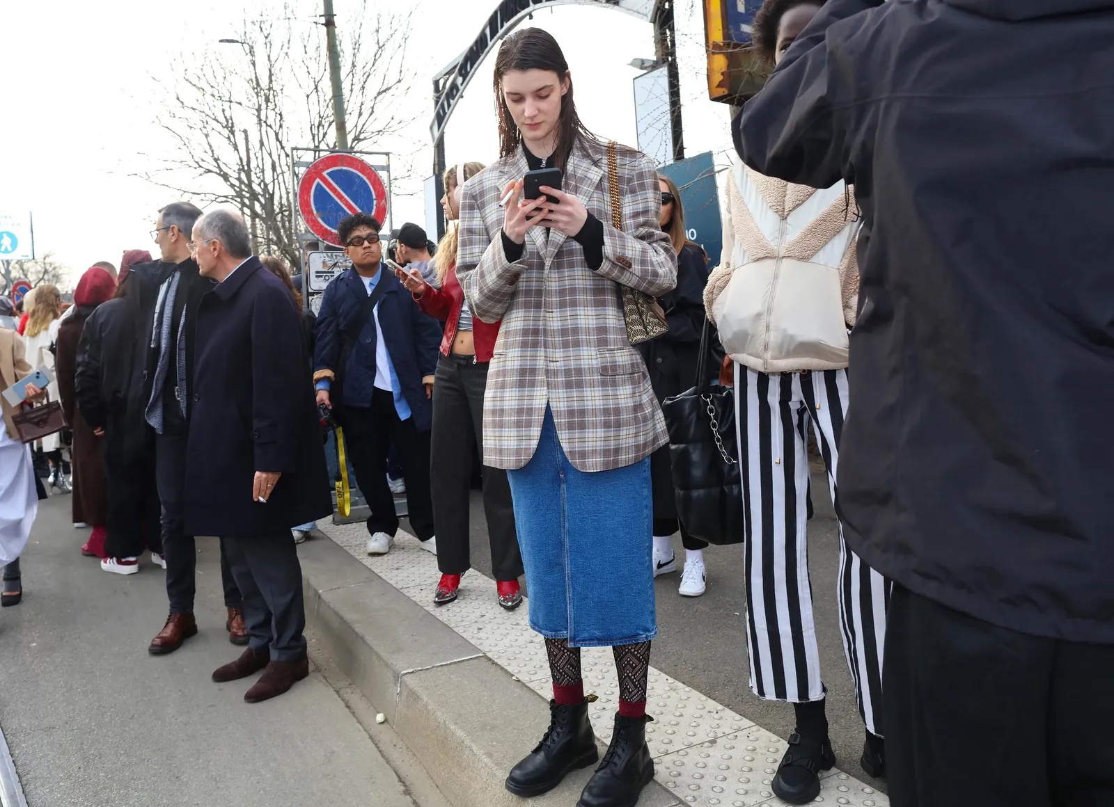 Een streetstyle-ster met een denim midirok