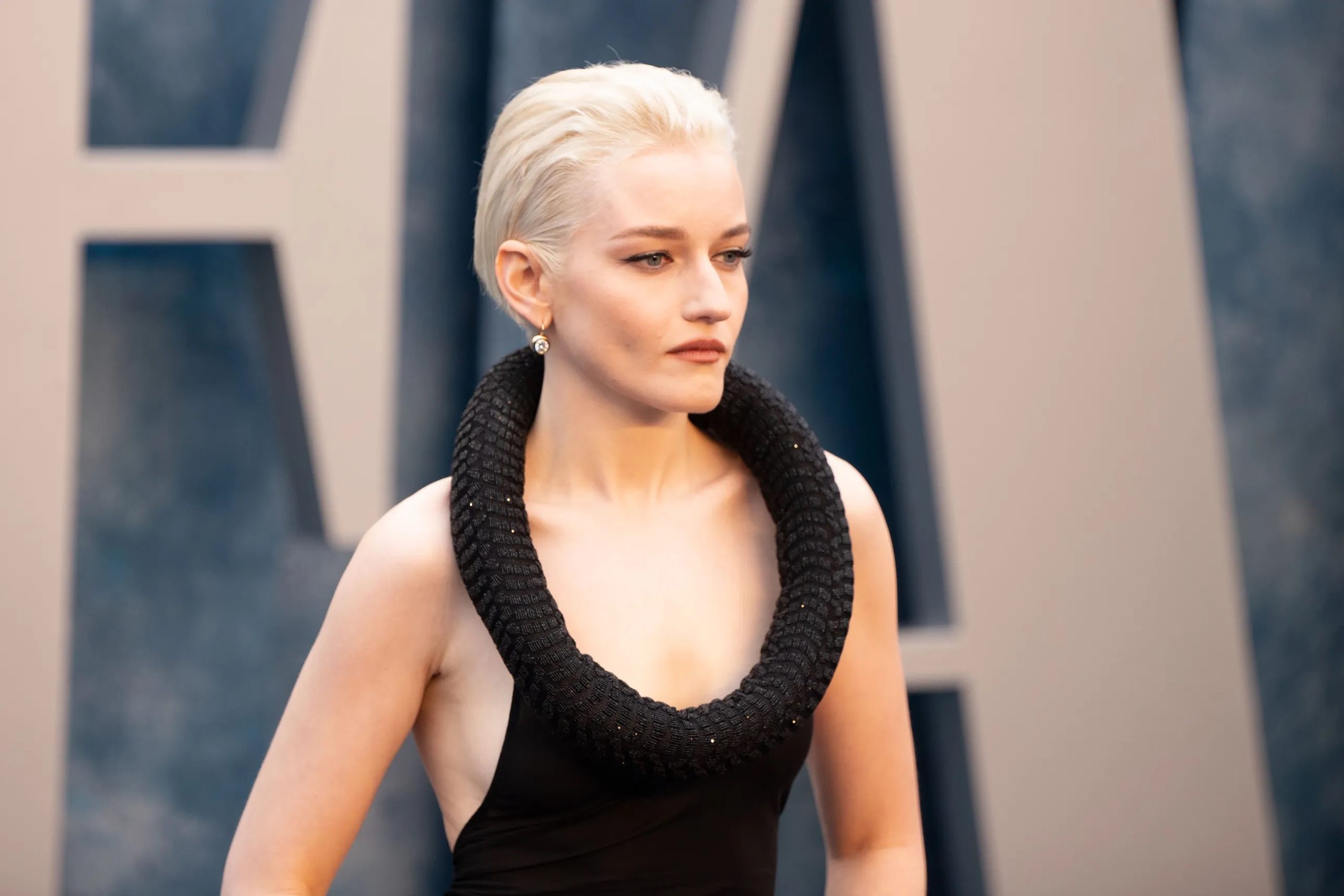 Gast oscars 2023 met strak haarstijl