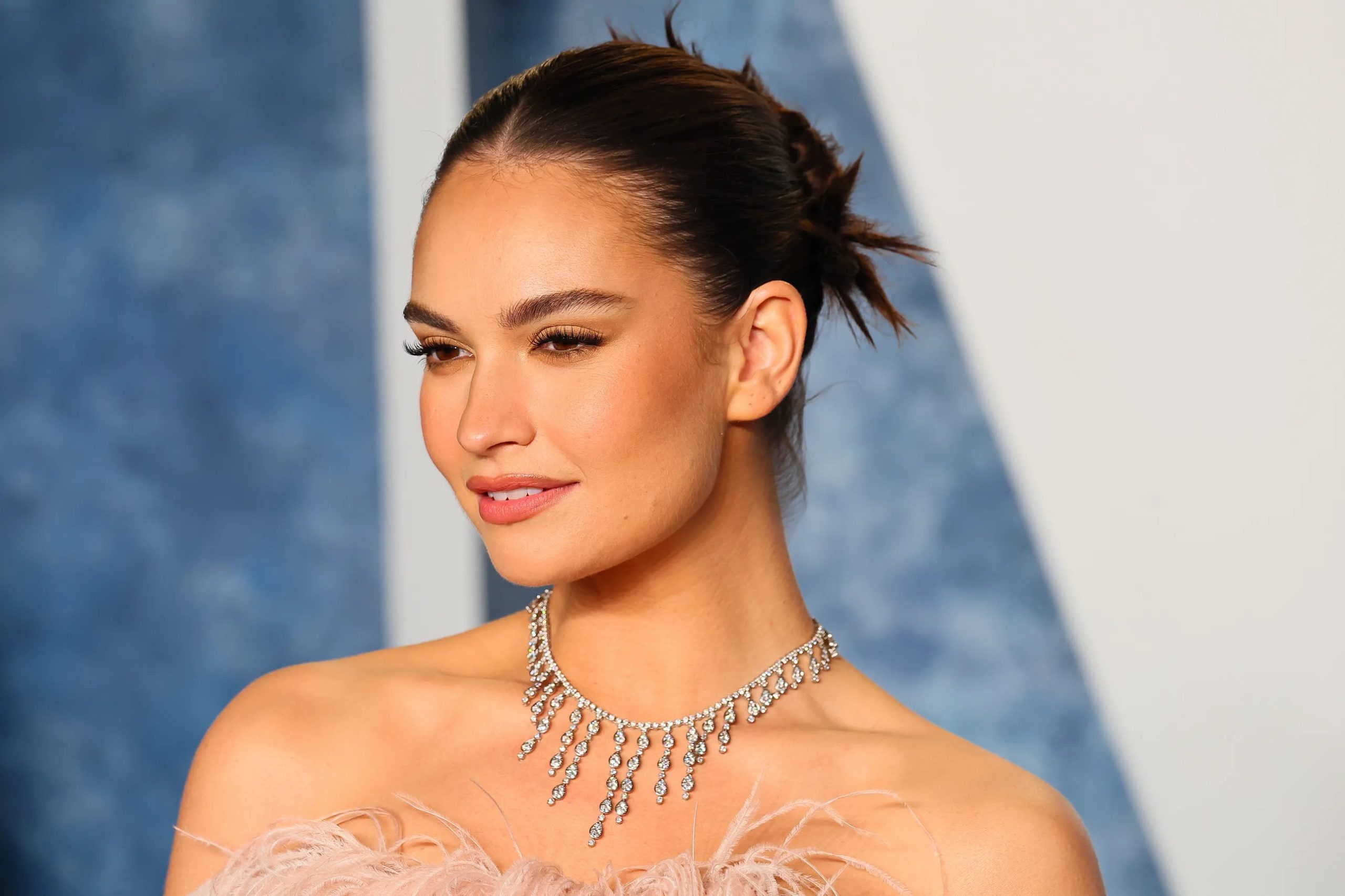 Lily James met strak haar bij de Oscars 2023