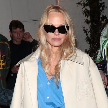 pamela-anderson-luidt-lente-in-met-trenchcoat-en-minirok-247192