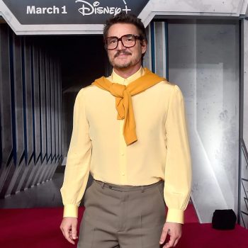 pedro-pascal-stoot-katie-holmes-van-de-troon-als-favoriete-knitwear-influencer-245198