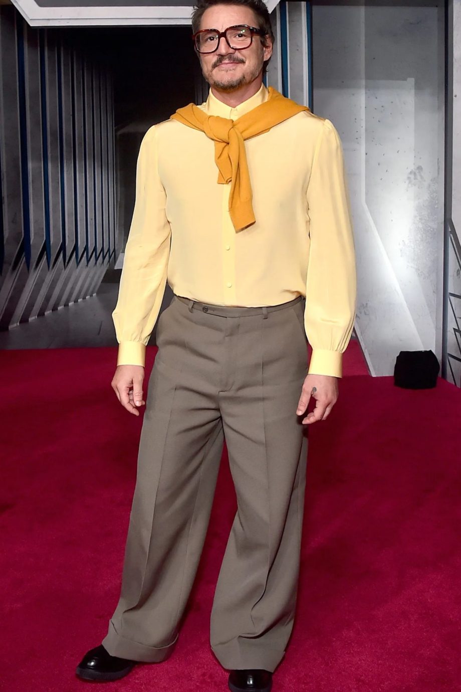 pedro-pascal-stoot-katie-holmes-van-de-troon-als-favoriete-knitwear-influencer-245198