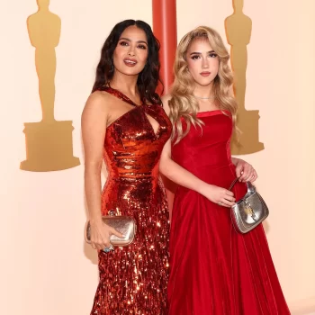 salma-hayek-leende-haar-vintage-jaren-90-jurk-uit-aan-haar-dochter-voor-de-oscars-246545