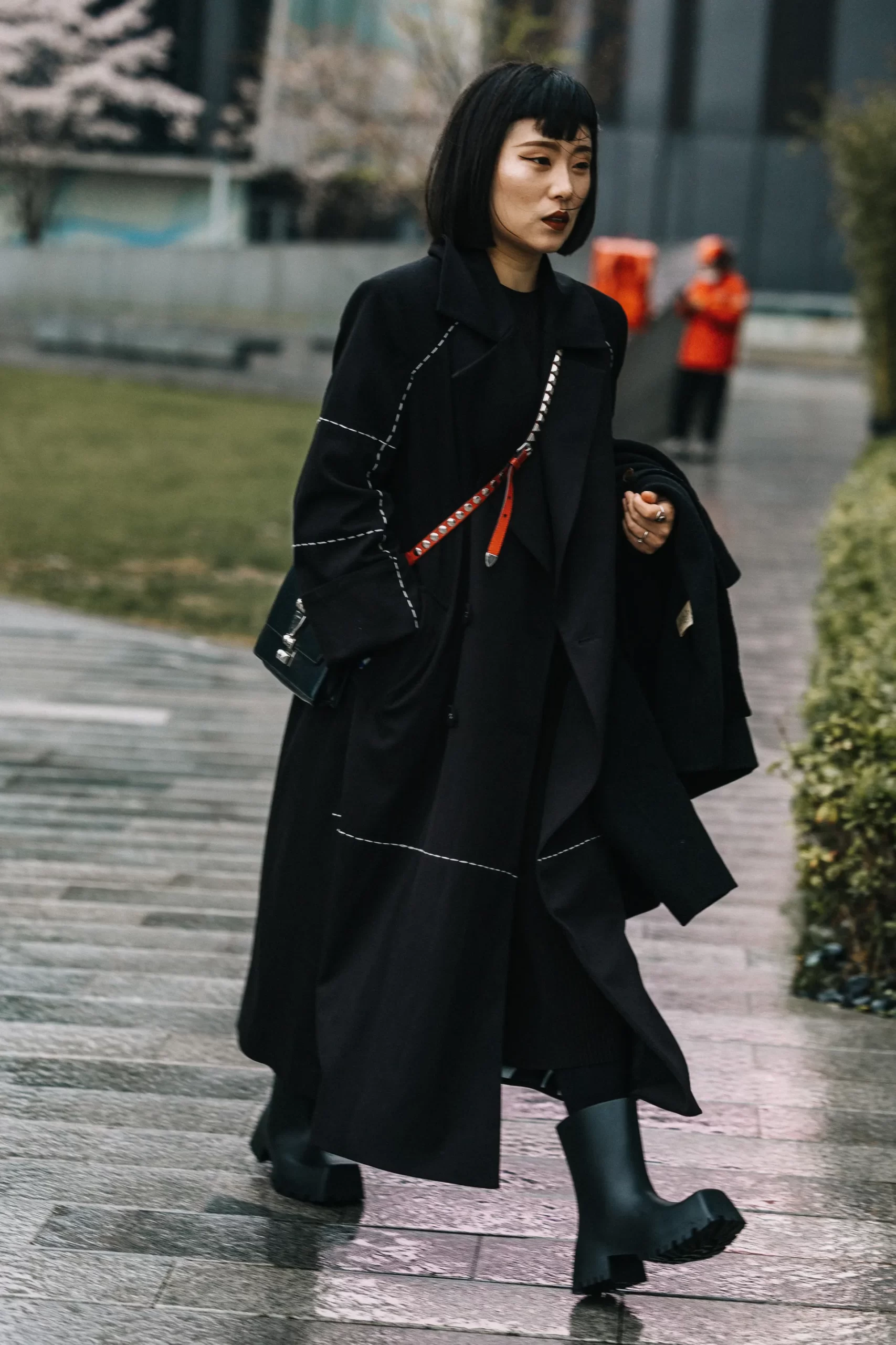 Vrouw in lange jas als streetstyle op Shanghai Fashion Week