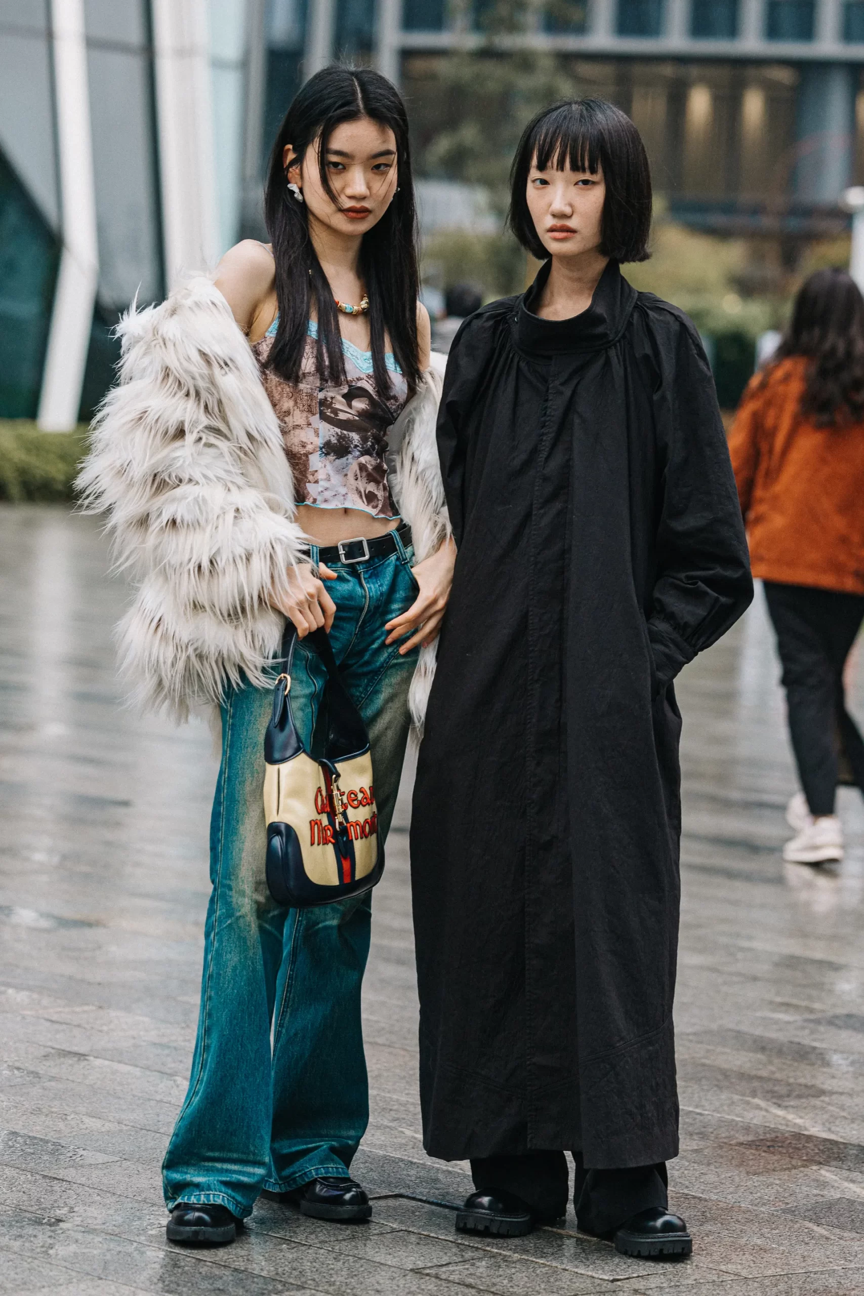 Twee vrouwen dragen streetstylelook