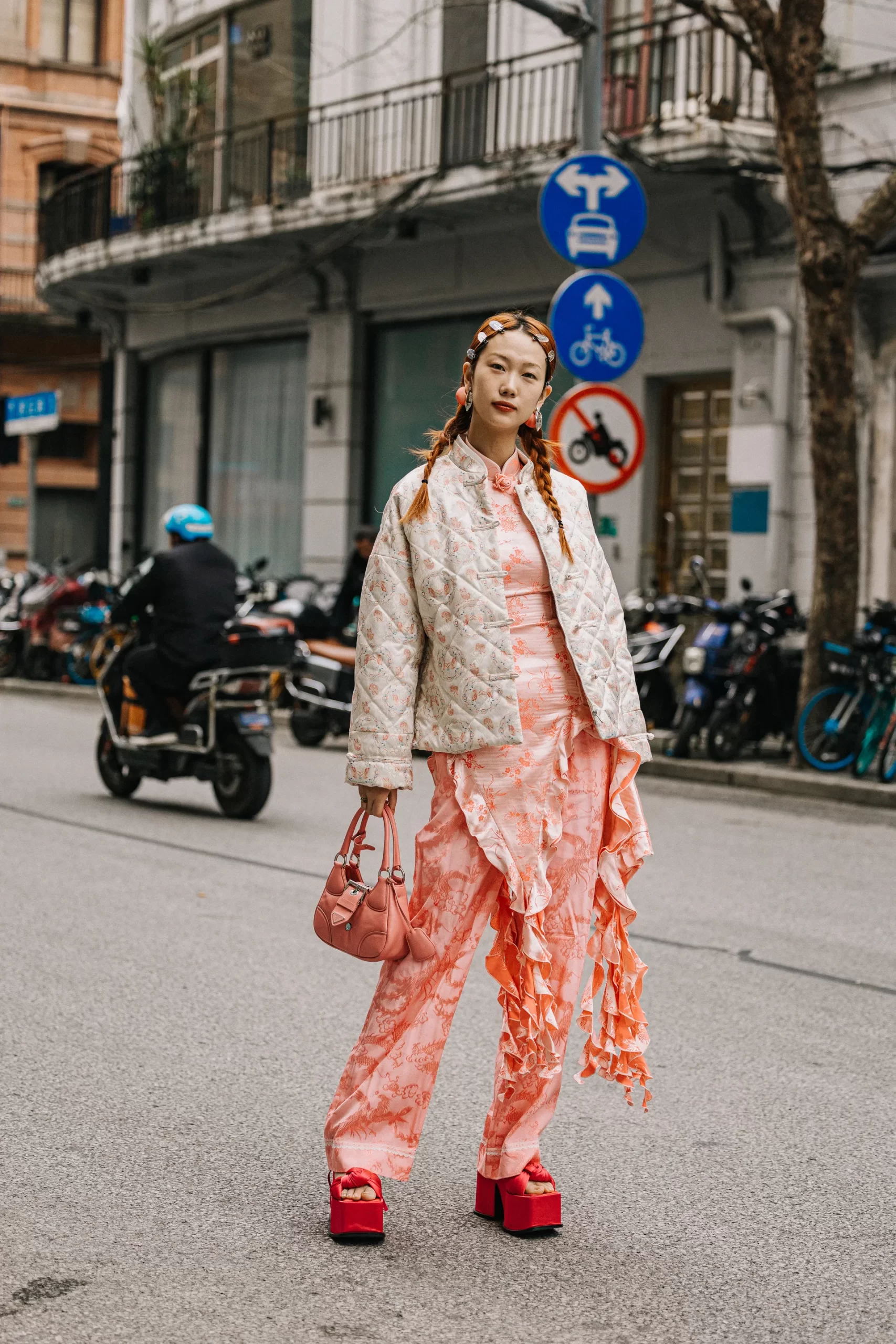 Streetstyle tijdens Shanghai Fashion Week herfst/winter 2023 shows