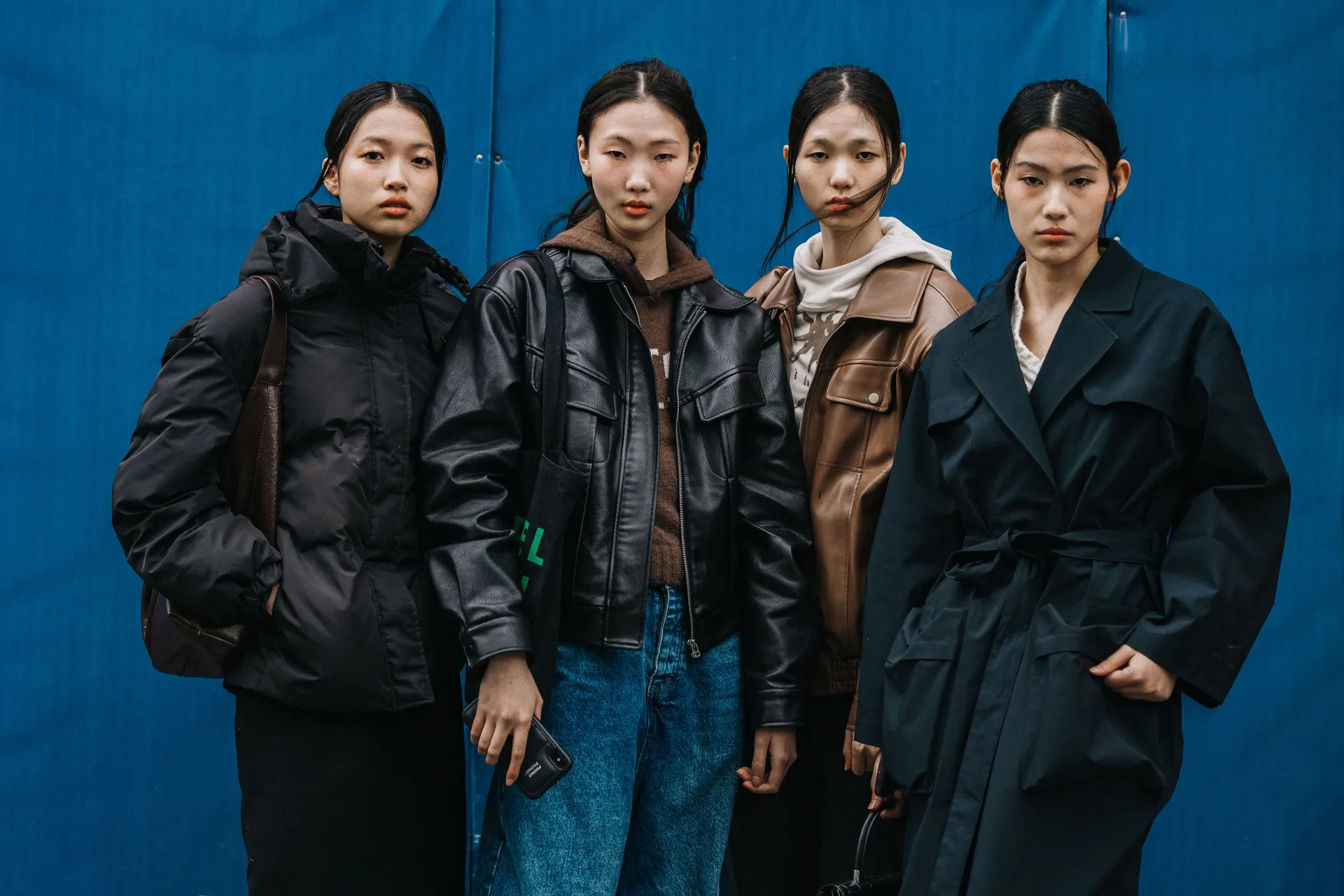 Groep van vier meiden dragen stoere streetstylelook
