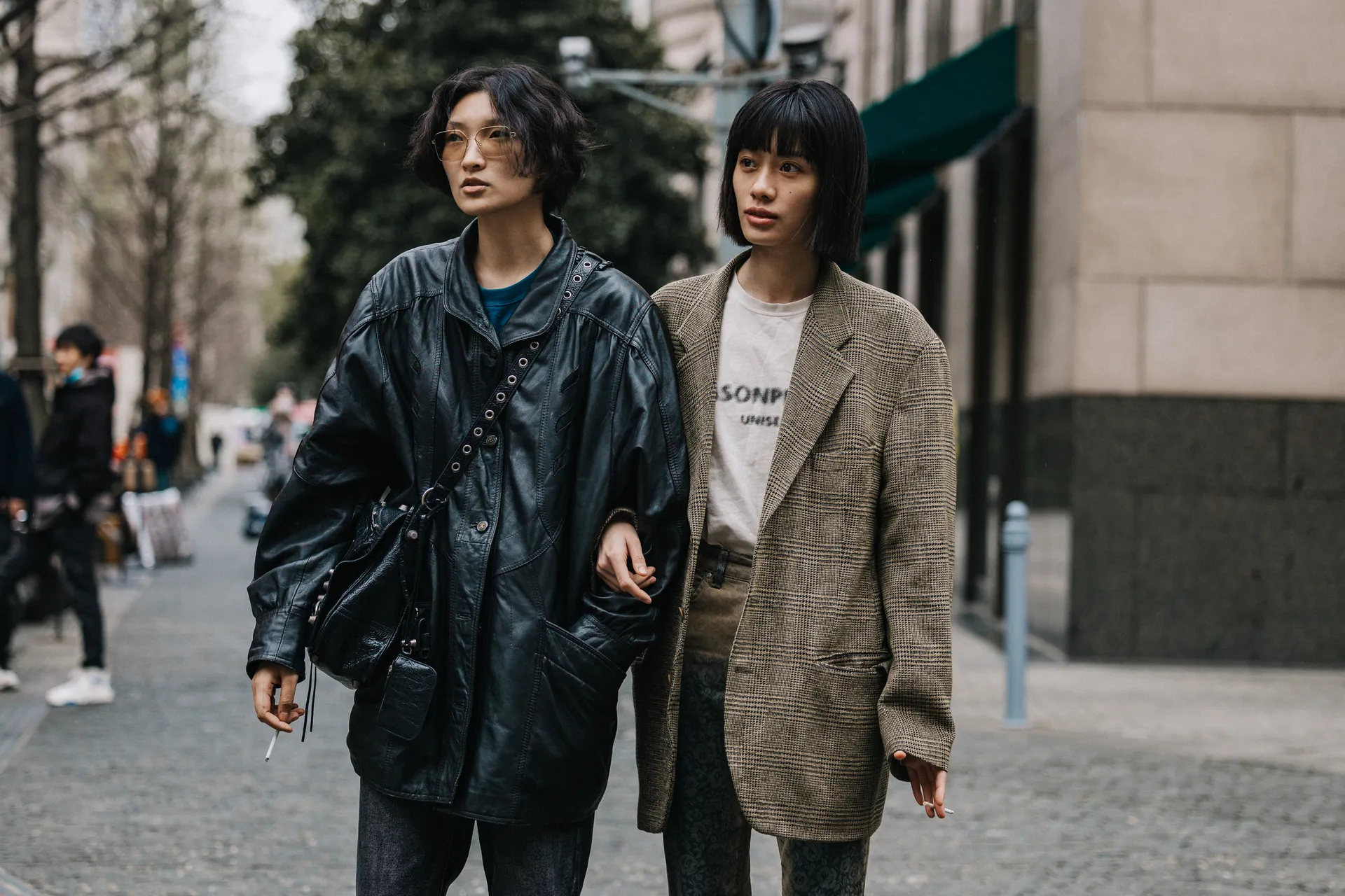 Een duo op de straten van Shanghai in streetstyle