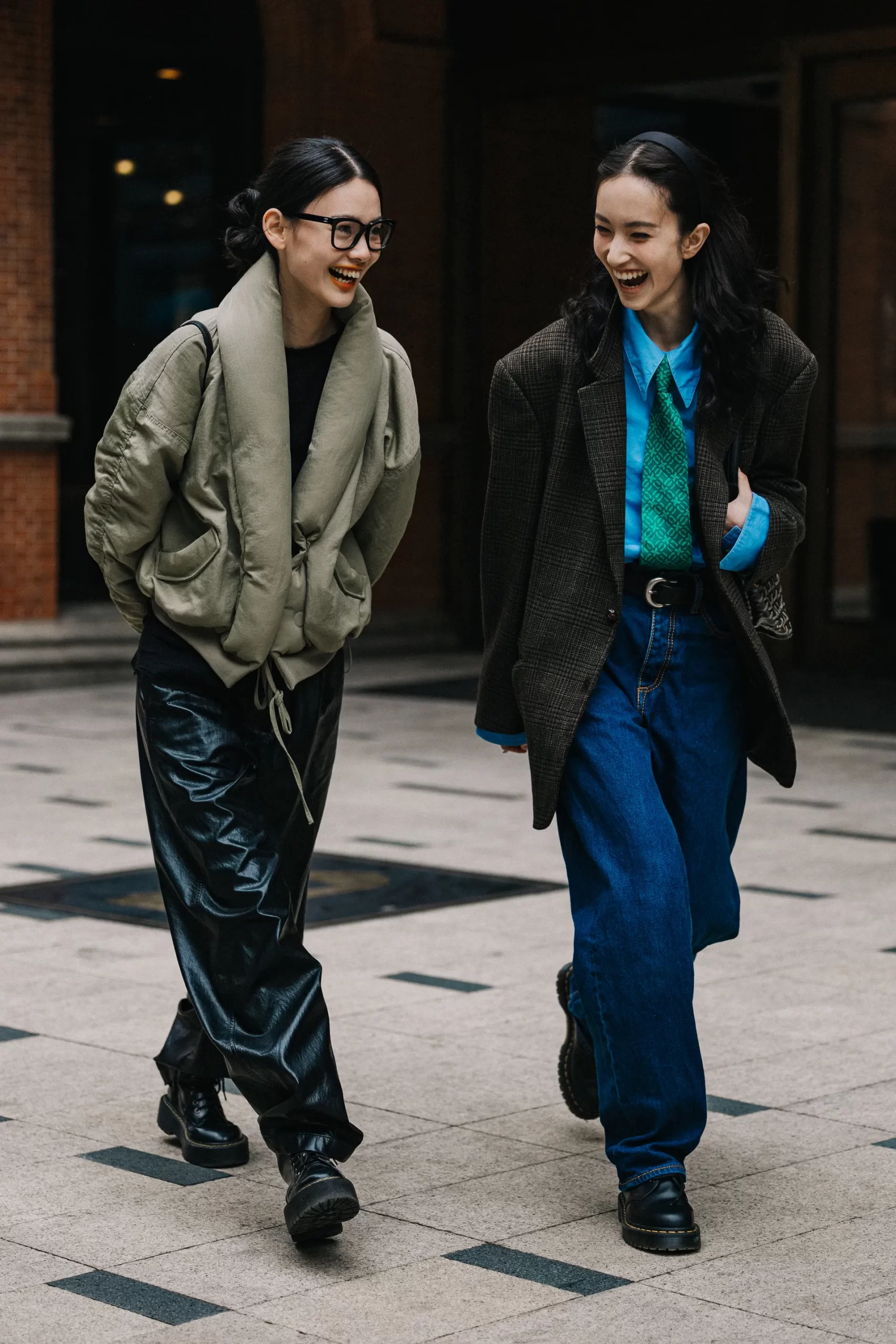 Een duo op de straten van Shanghai in streetstyle