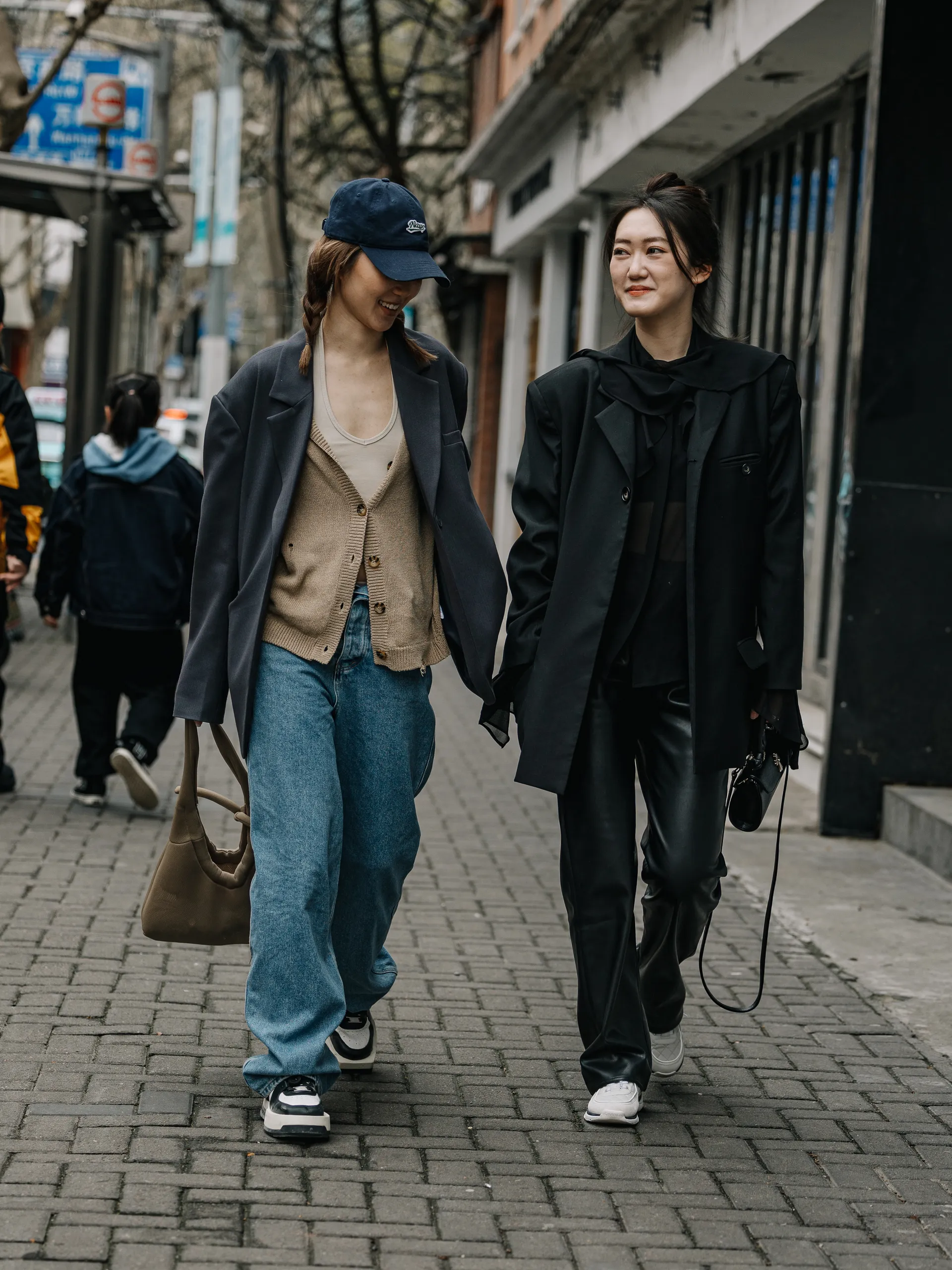 Duo draagt streetstylelook met oversized look