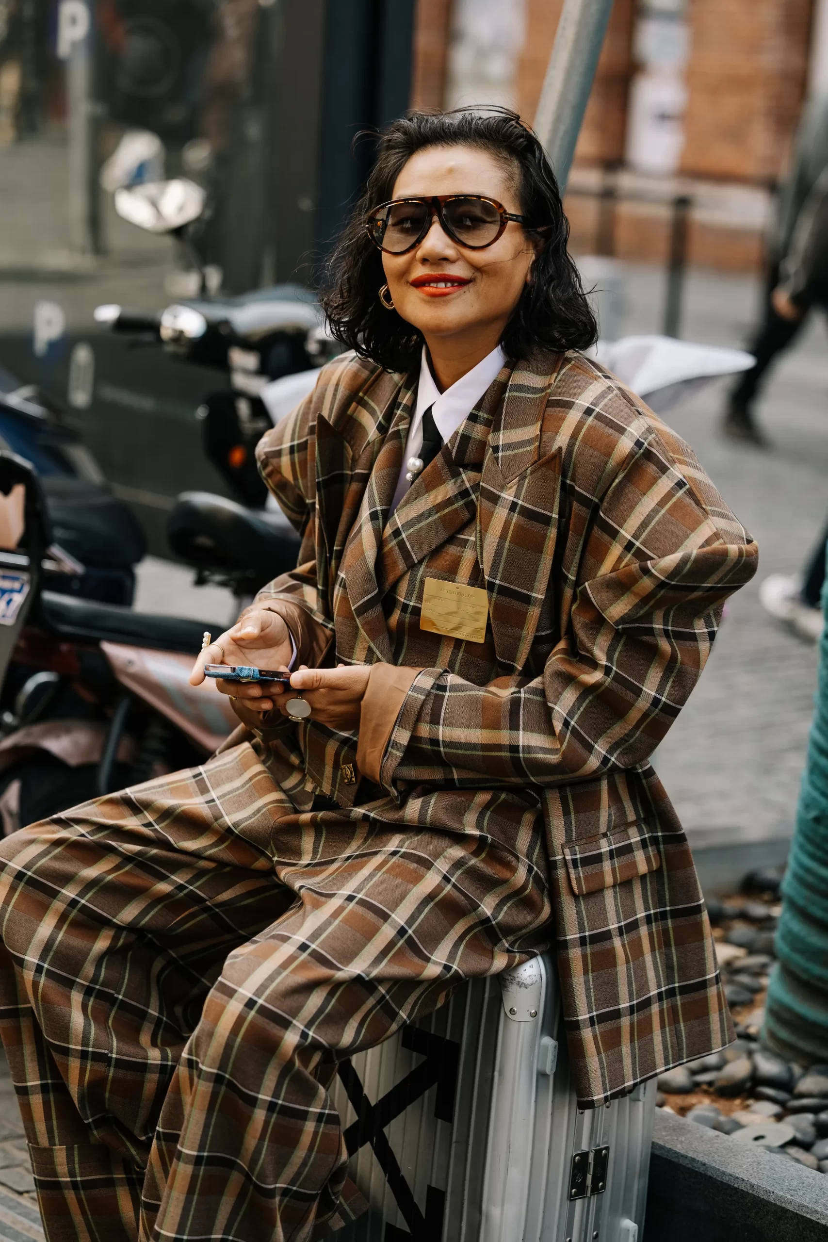 Vrouw draagt compleet in ruit outfit als streetstyle