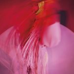 Een rood-roze beeld uit een shoot uit Vogue april 2023