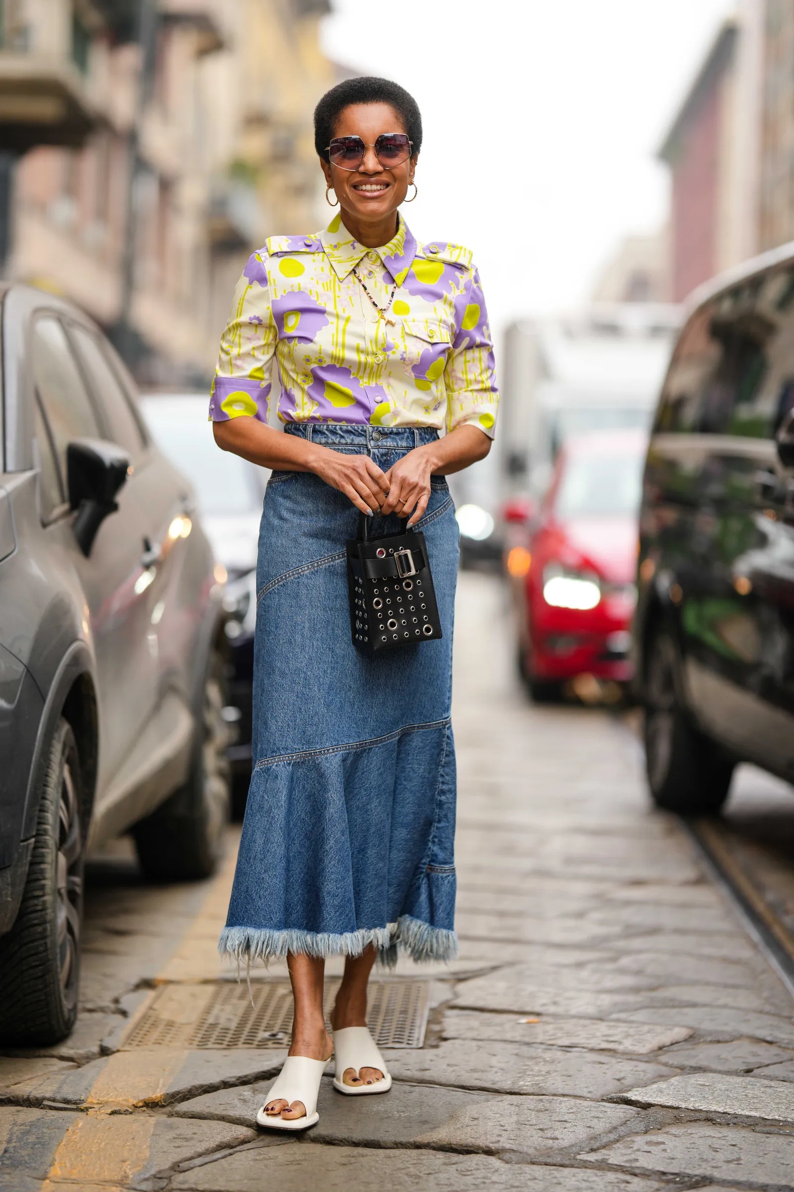Een streetstyle-ster met een denim midirok
