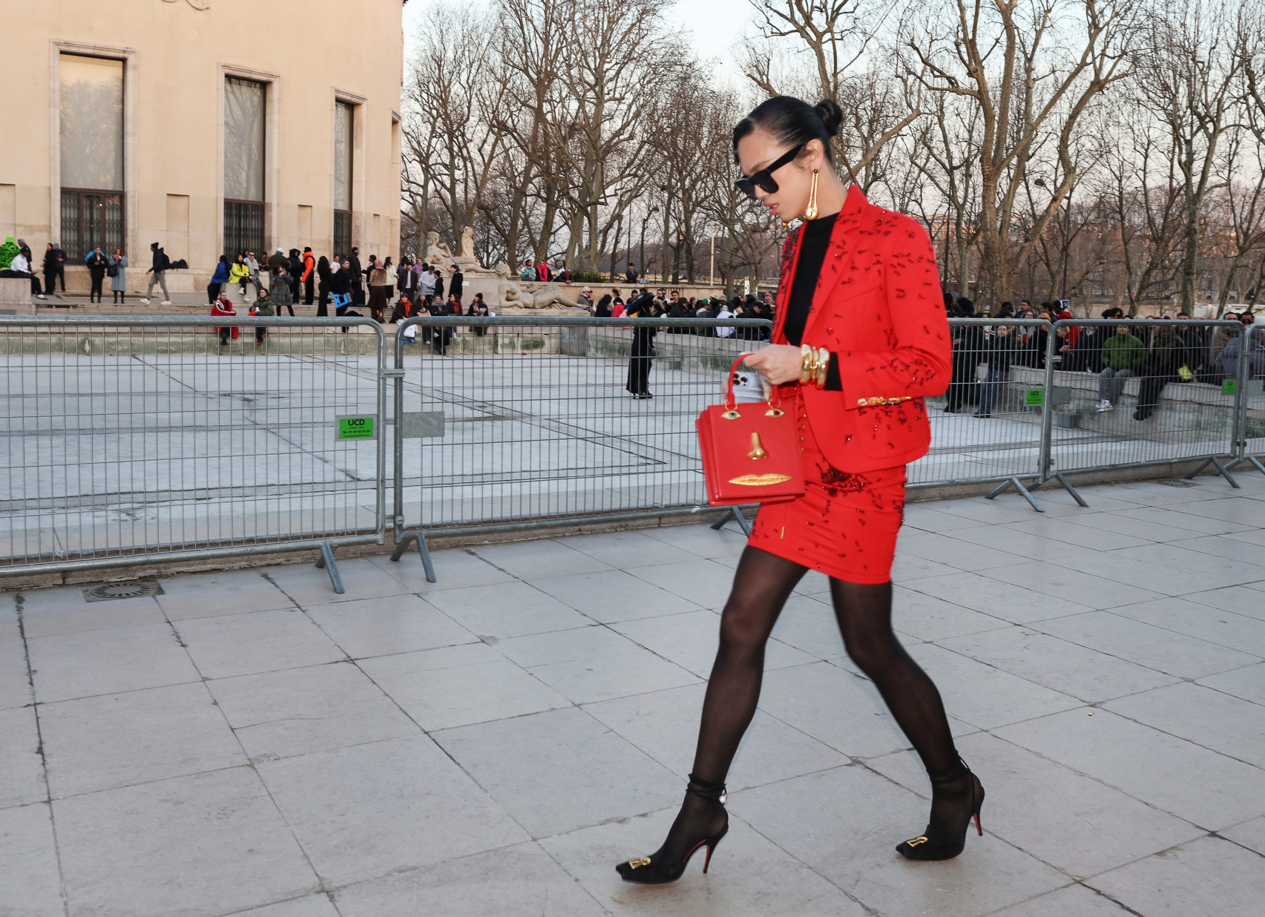 Streetwear look tijdens Paris Fashion Week