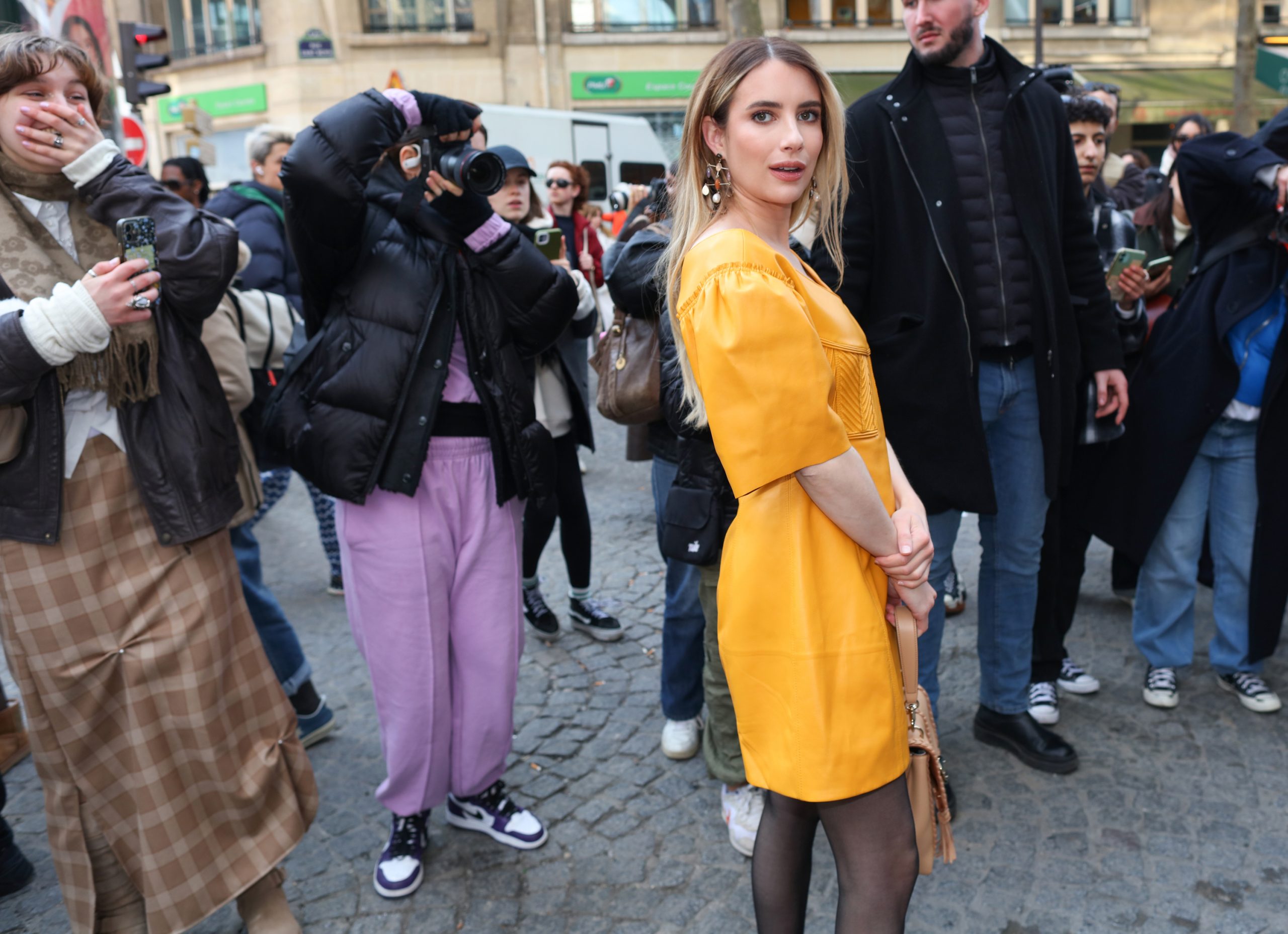 Streetwear look tijdens Paris Fashion Week