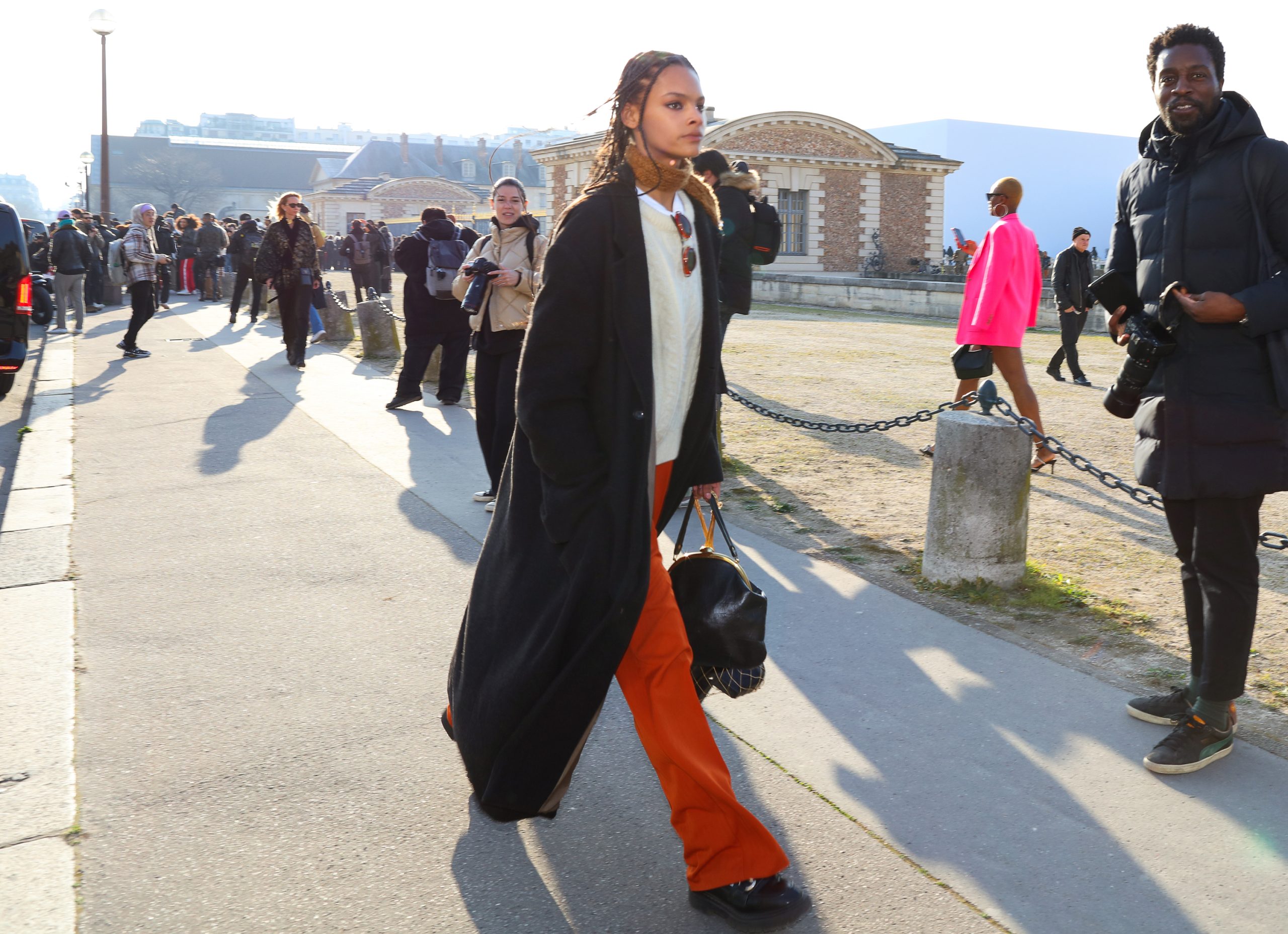Streetwear look tijdens Paris Fashion Week
