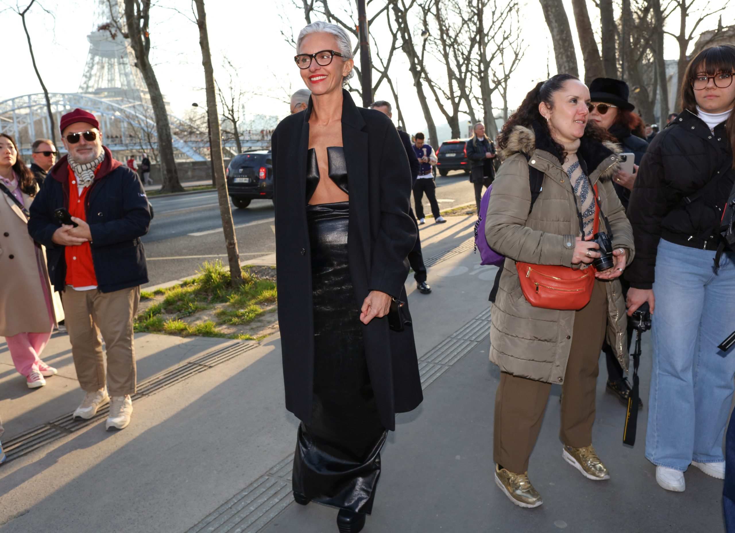 Streetwear look tijdens Paris Fashion Week