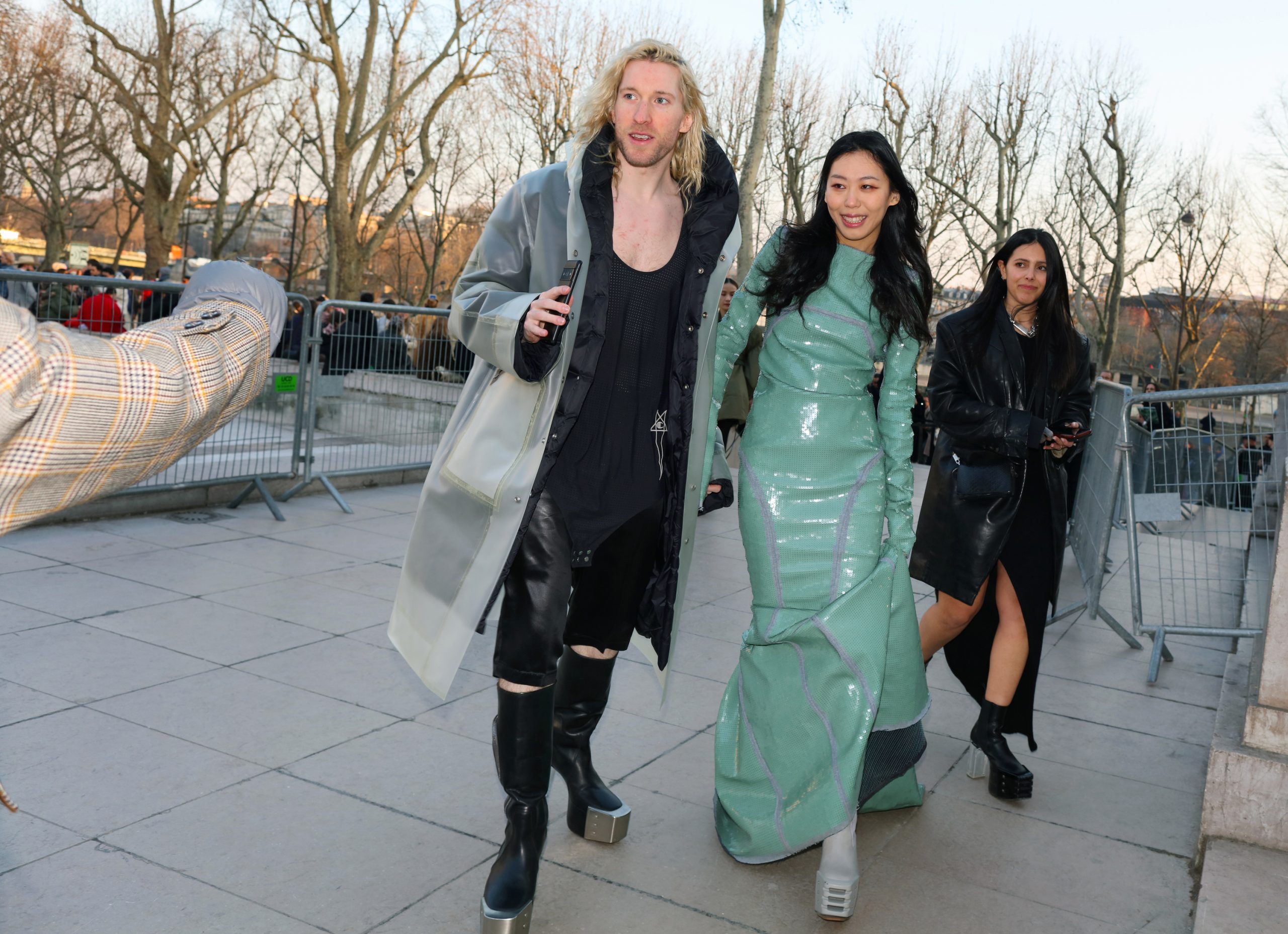 Streetwear look tijdens Paris Fashion Week