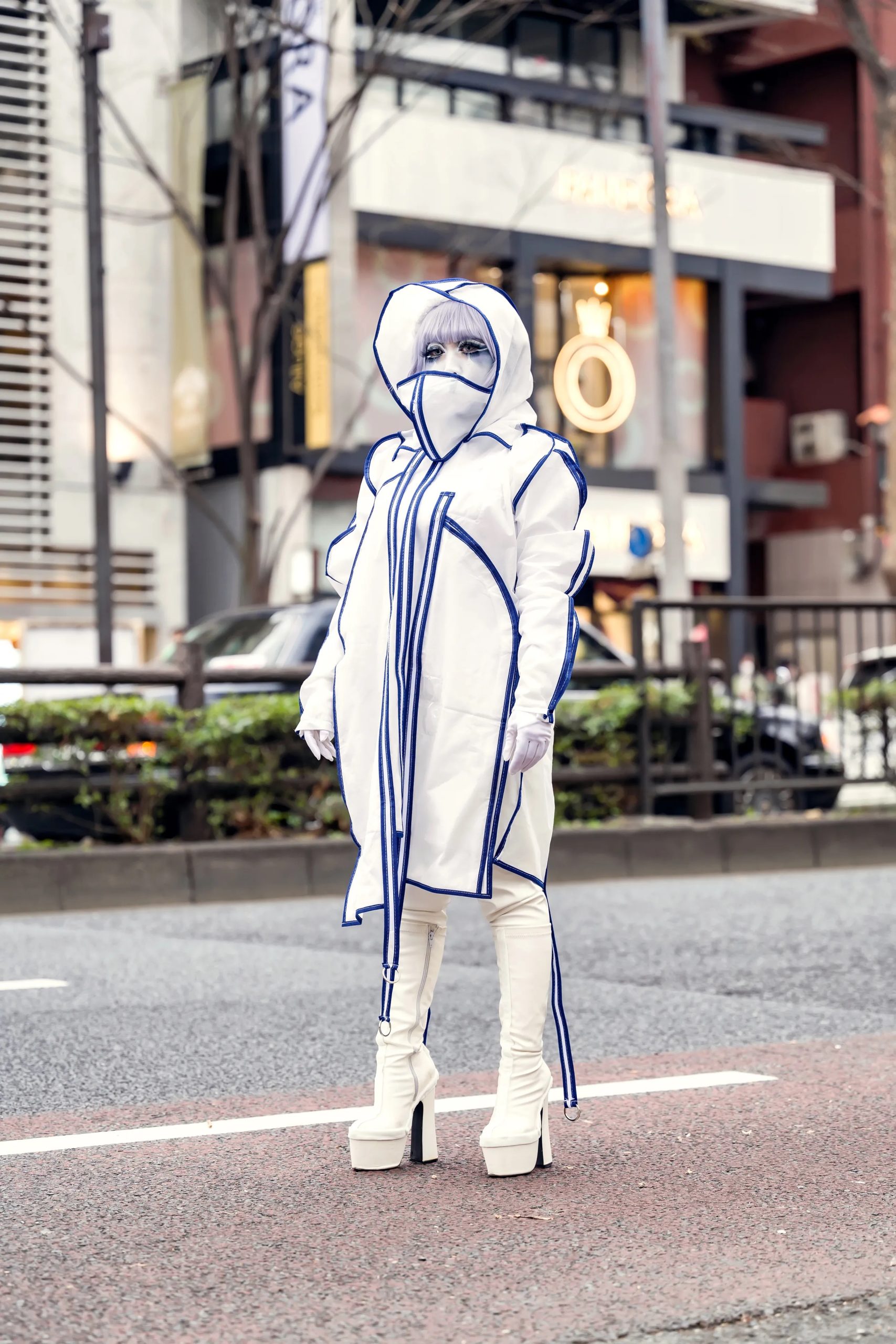 Vrouw loopt over straten Tokio