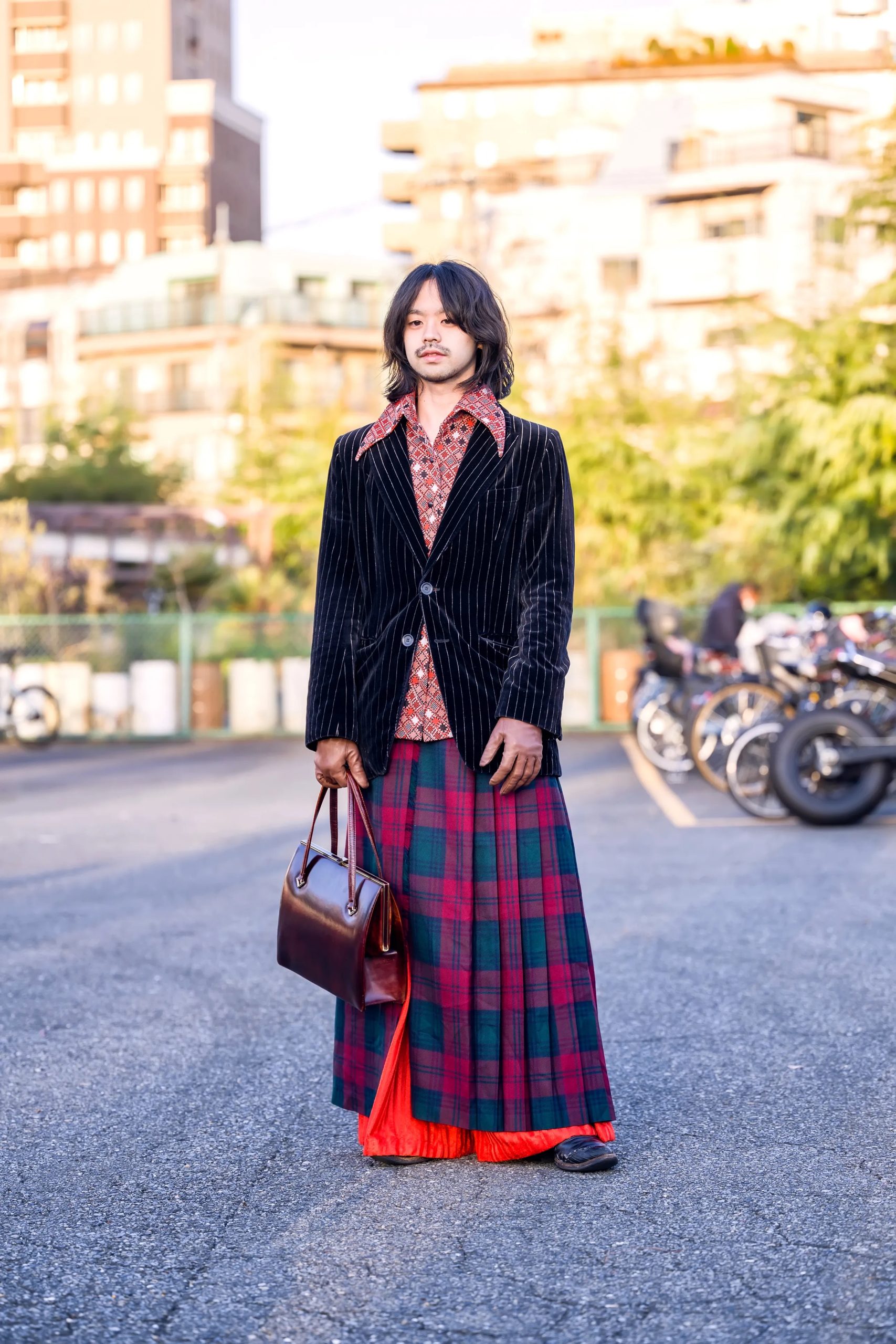 Man draagt streetstyle op de straten tijdens Tokio Fashion Week