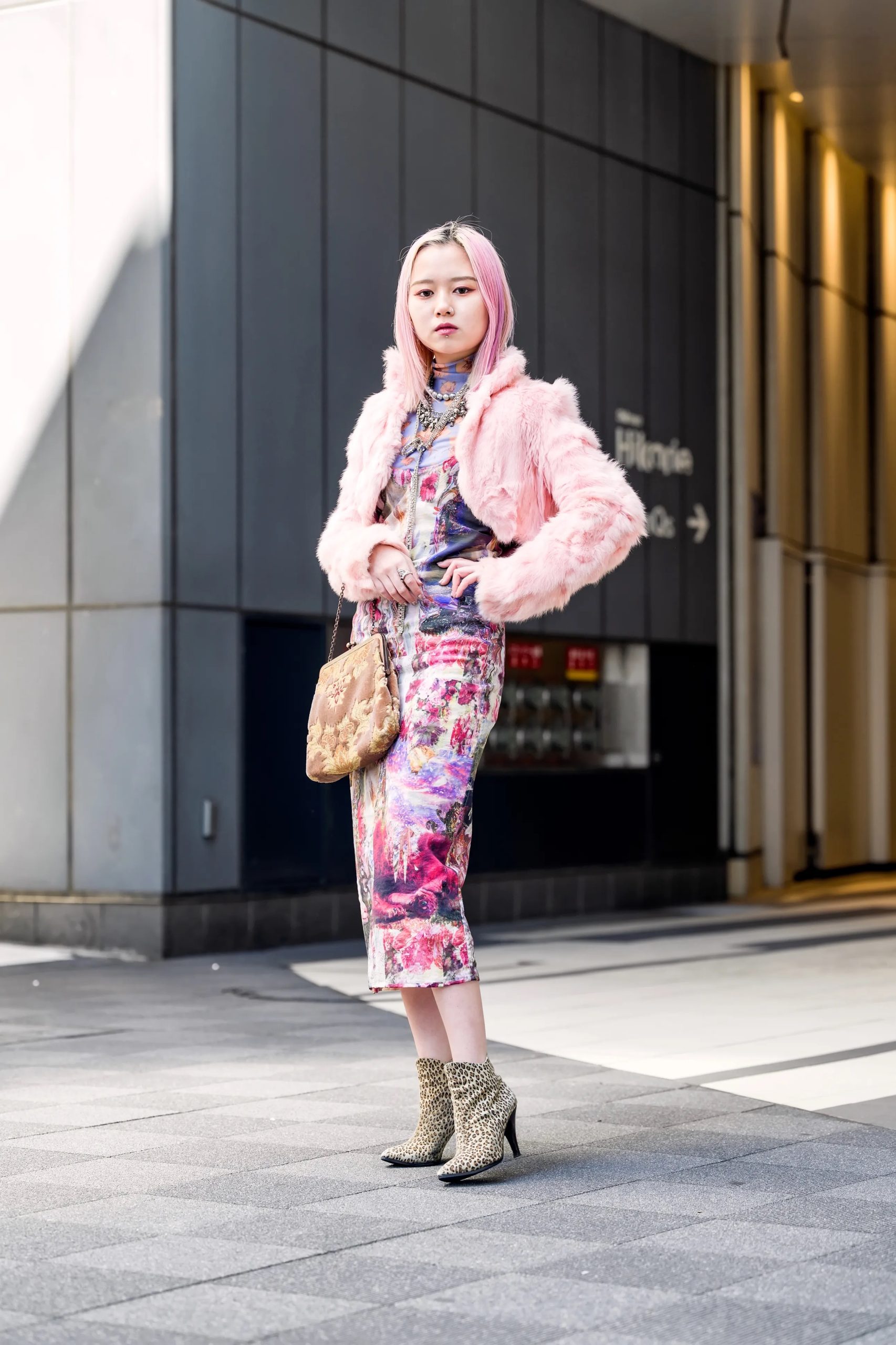 Meisje draagt outfit met bloemenprint