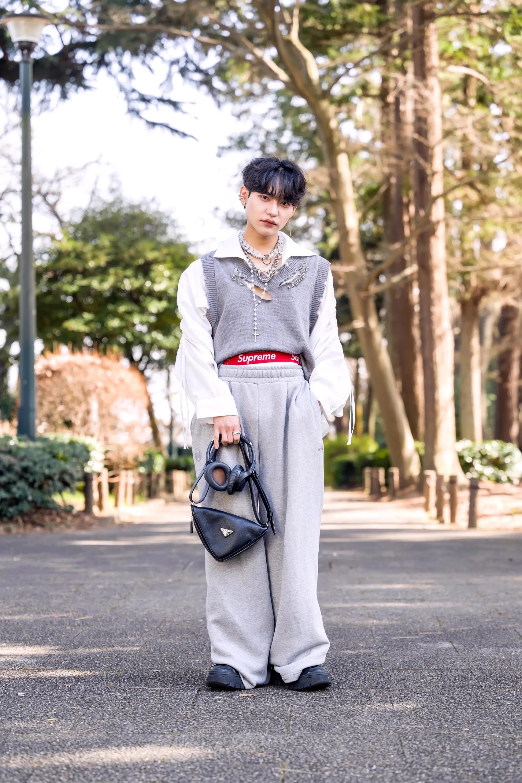 Man met streetstyle outfit