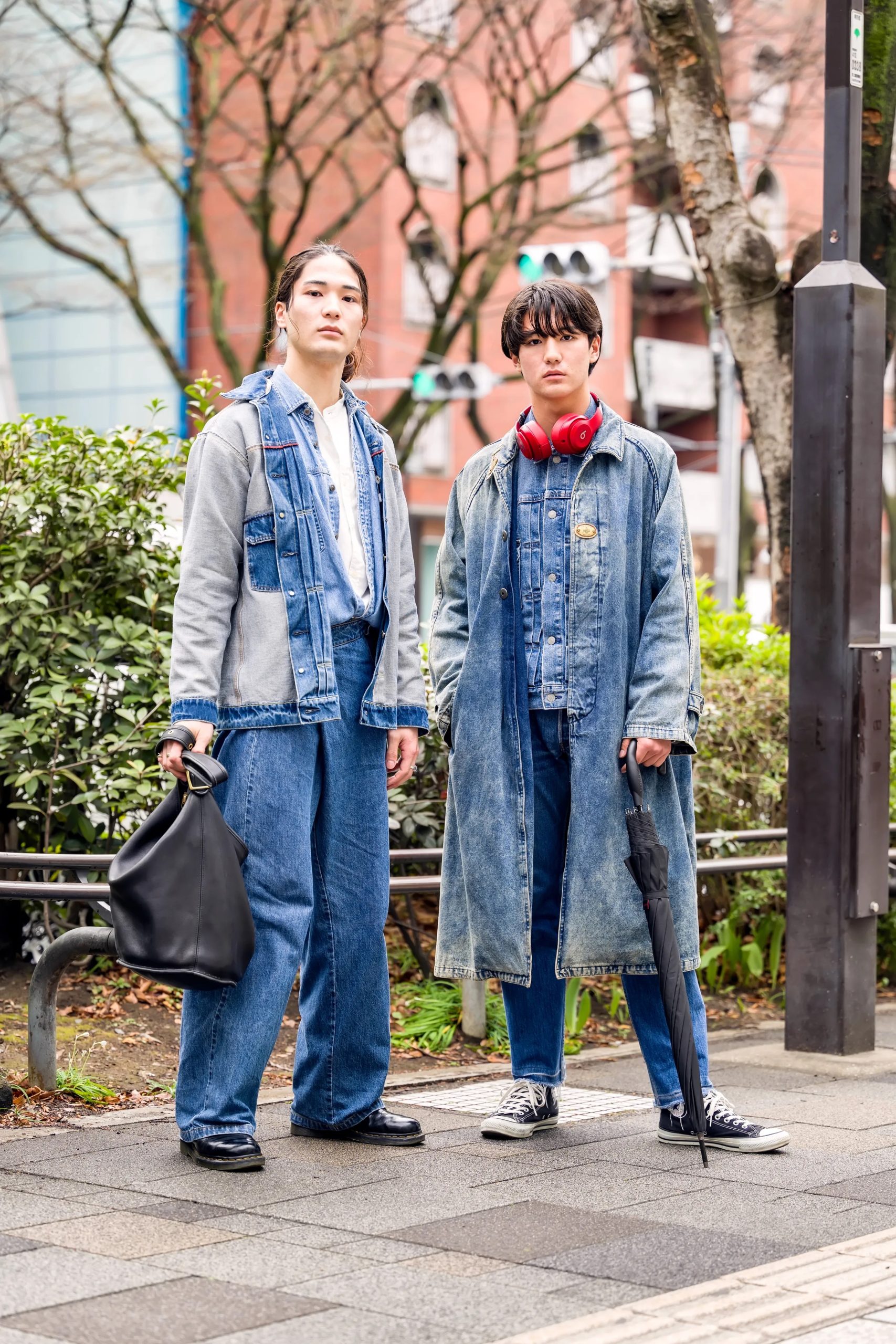 Twee mannen dragen full denim als streetwear style tijdens Tokio Fashion Week