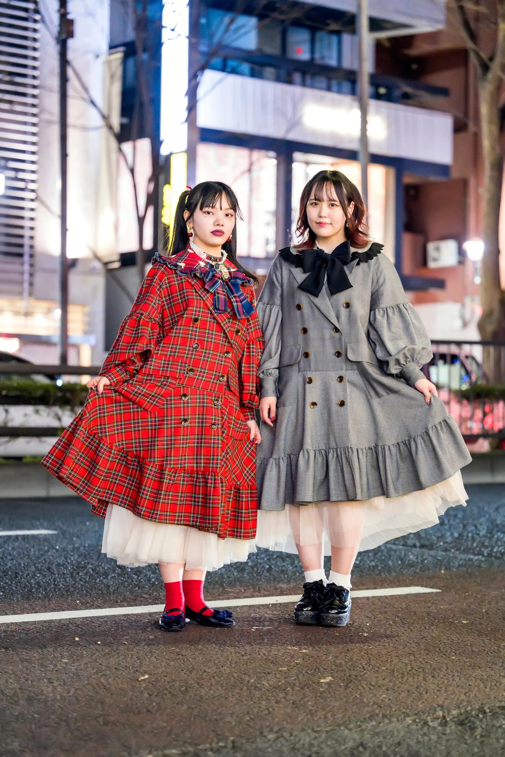 Twee meisjes in een midi-lengte jurk gespot op de straten van Tokio