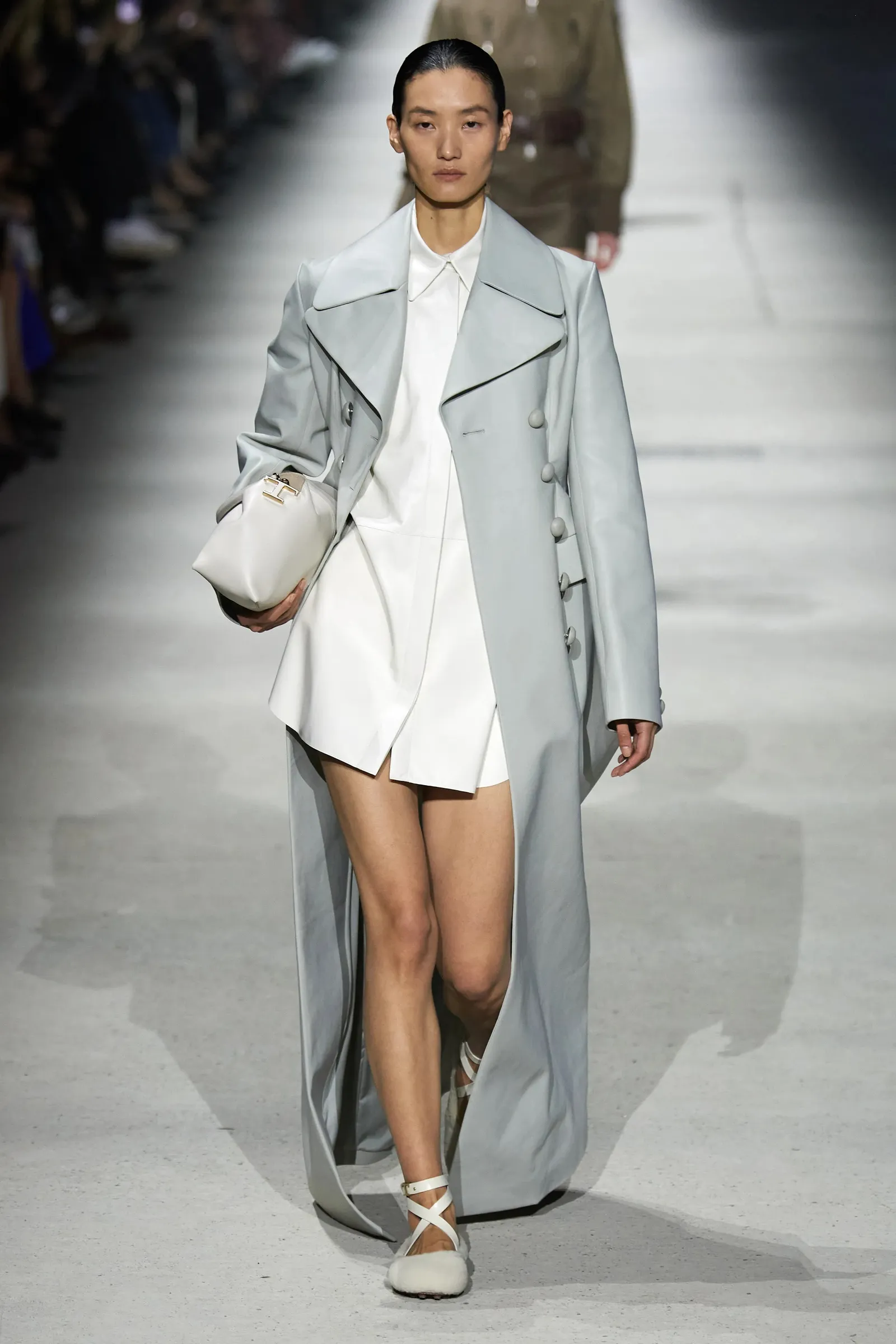 Overhemd wordt gedragen als jurk tijdens de Tods herfst/winter 2023 collectie