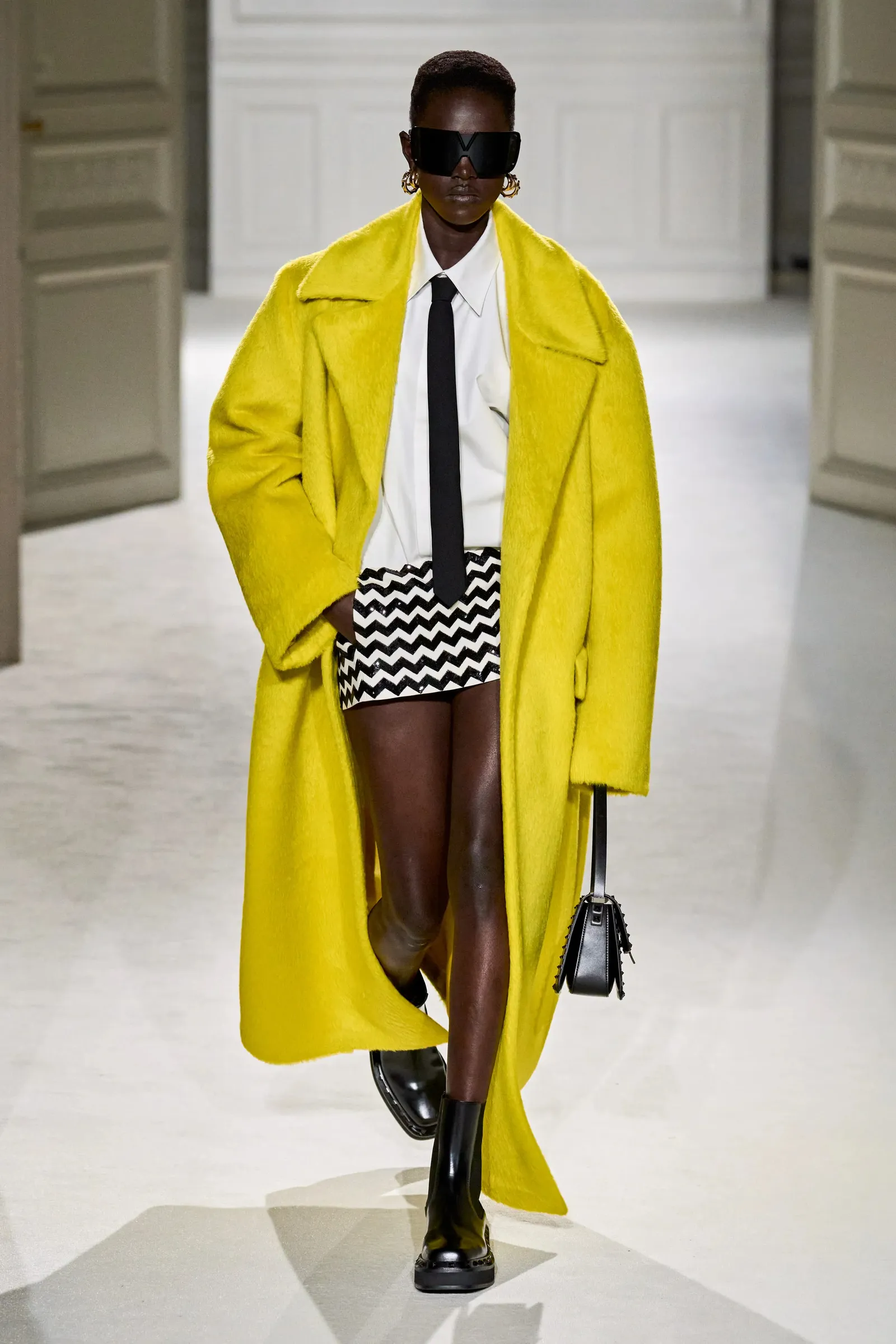 Overhemd gedragen onder gele jas tijdens de valentino herfst/winter 2023 show