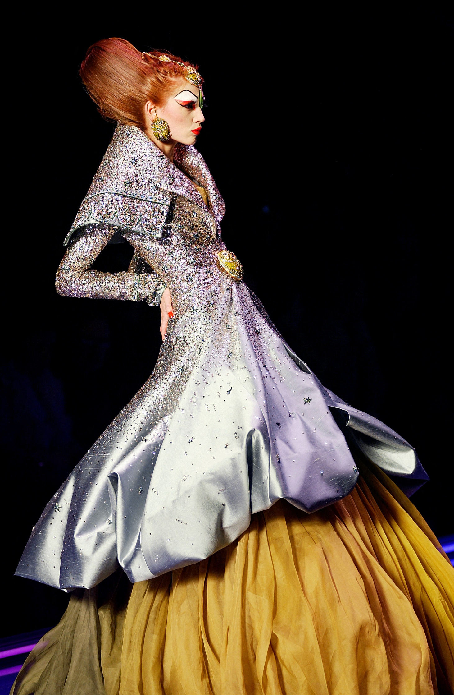 Een model in een jurk uit de Christian Dior Haute Couture lente/zomer 2004 show