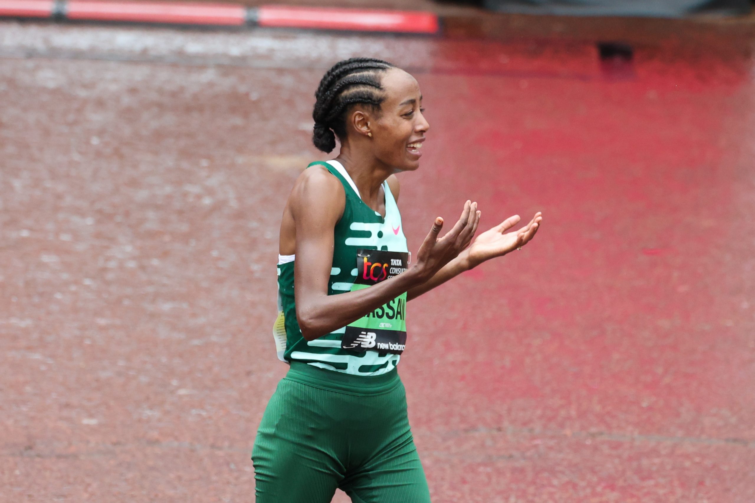 Sifan Hassan haarstijl cornrows in een lage knot 