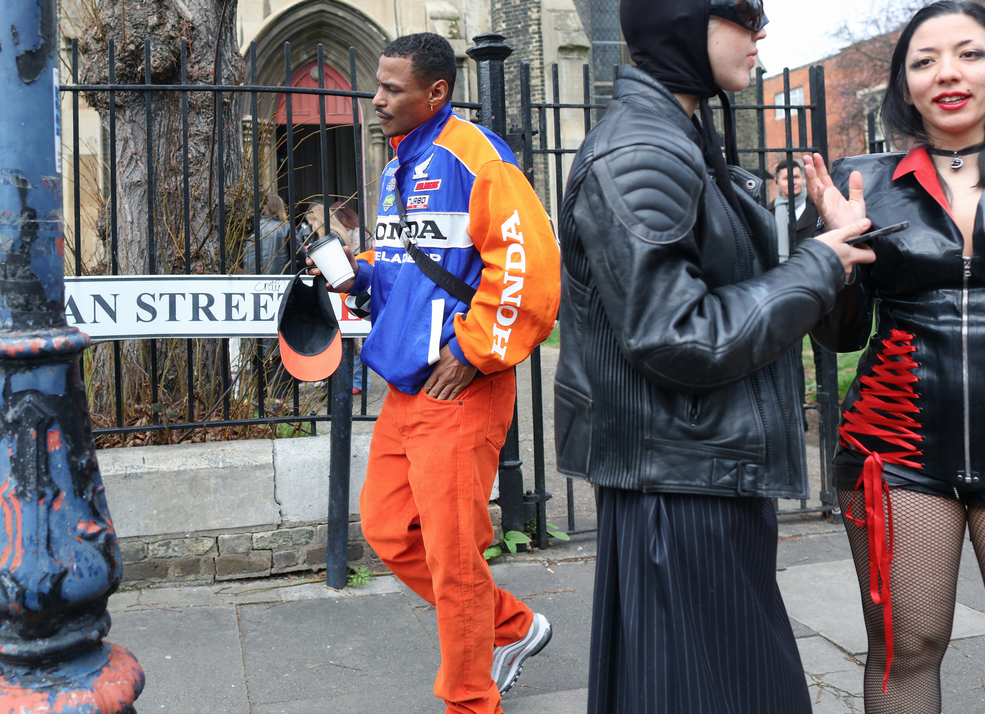 Streetstyle met oranje items