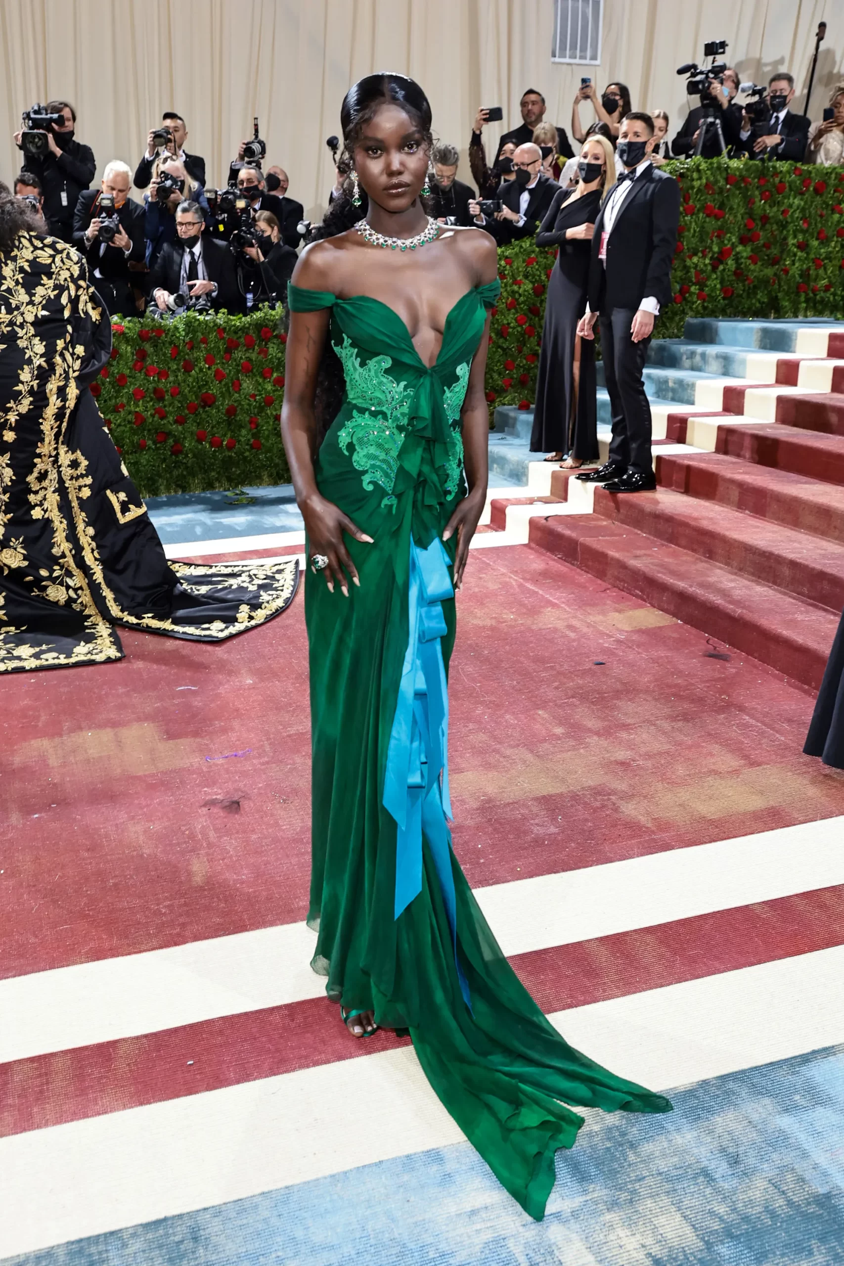 Adut Akech in een van de vele vintage jurken op het Met Gala in 2022