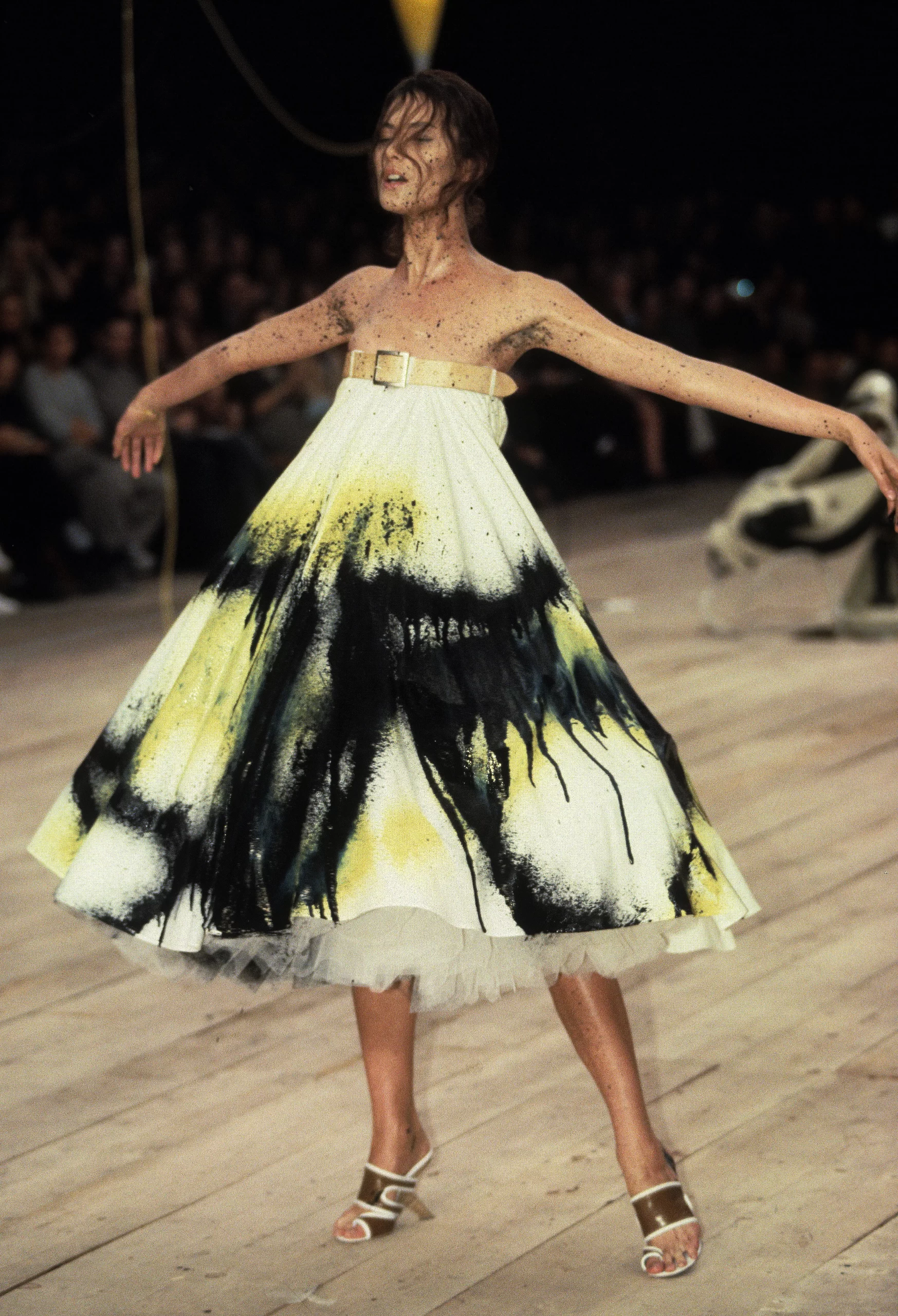 Alexander McQueen lente/zomer 1999 waar Shalom Harlow wordt bespoten door robots