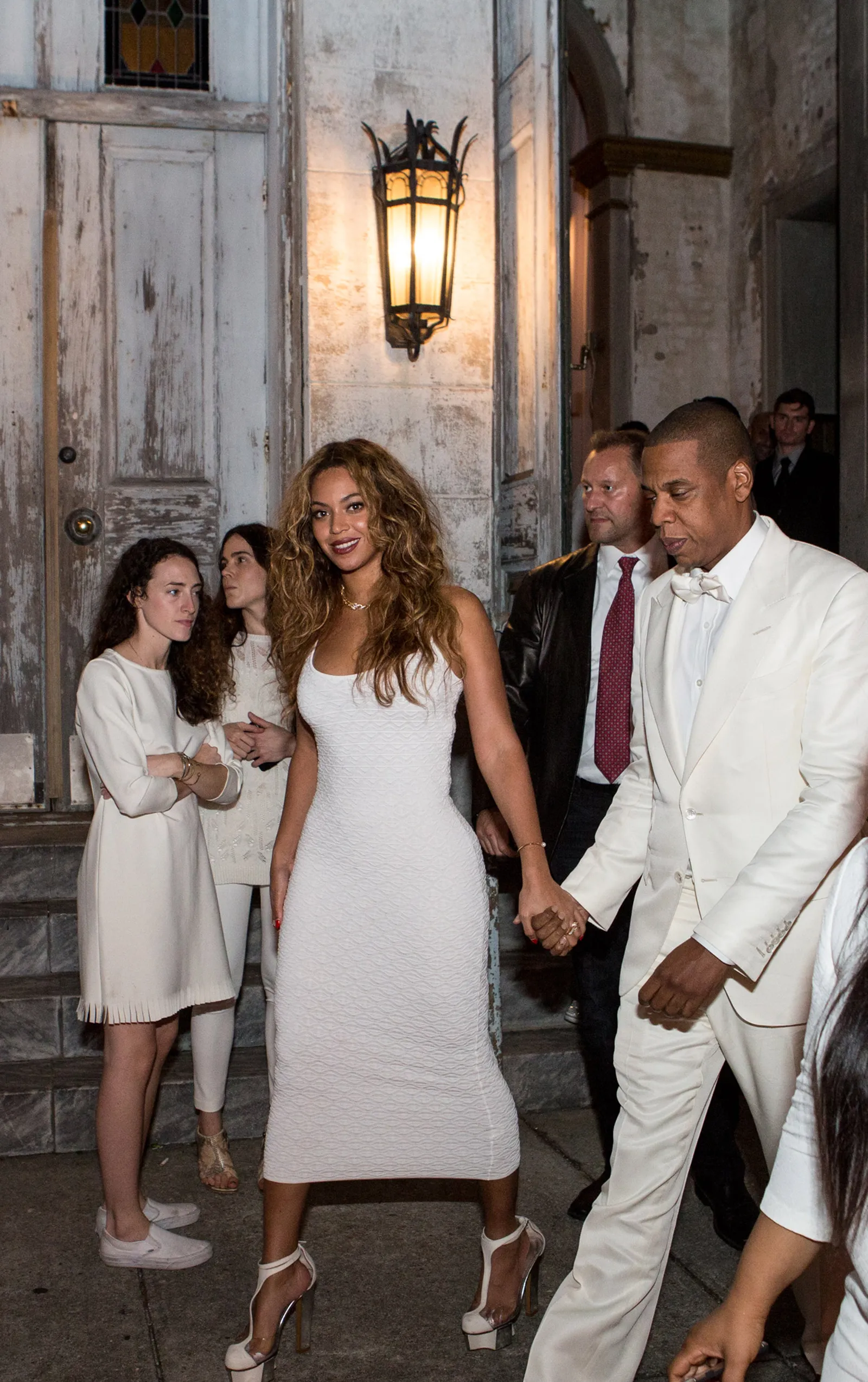 Beyoncé is een bruiloftgast in een witte look
