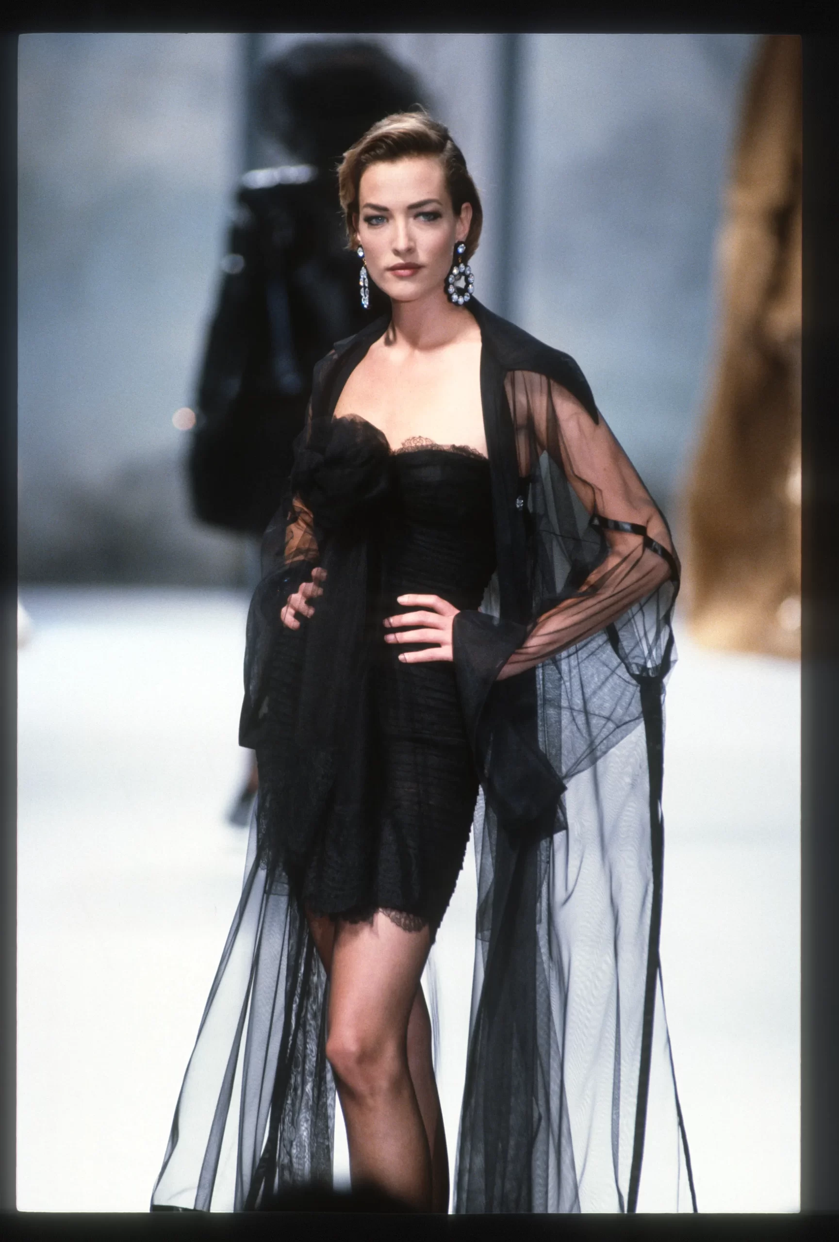 Deze jurk van Chanel herfst/winter 1991 van Karl Lagerfeld zien we graag op het Met Gala