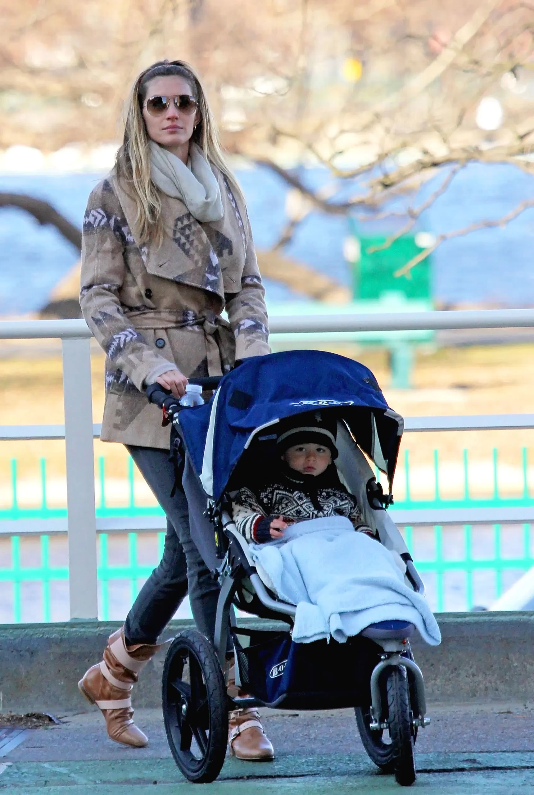 Gisele met haar kinderwagen in de straten van New York