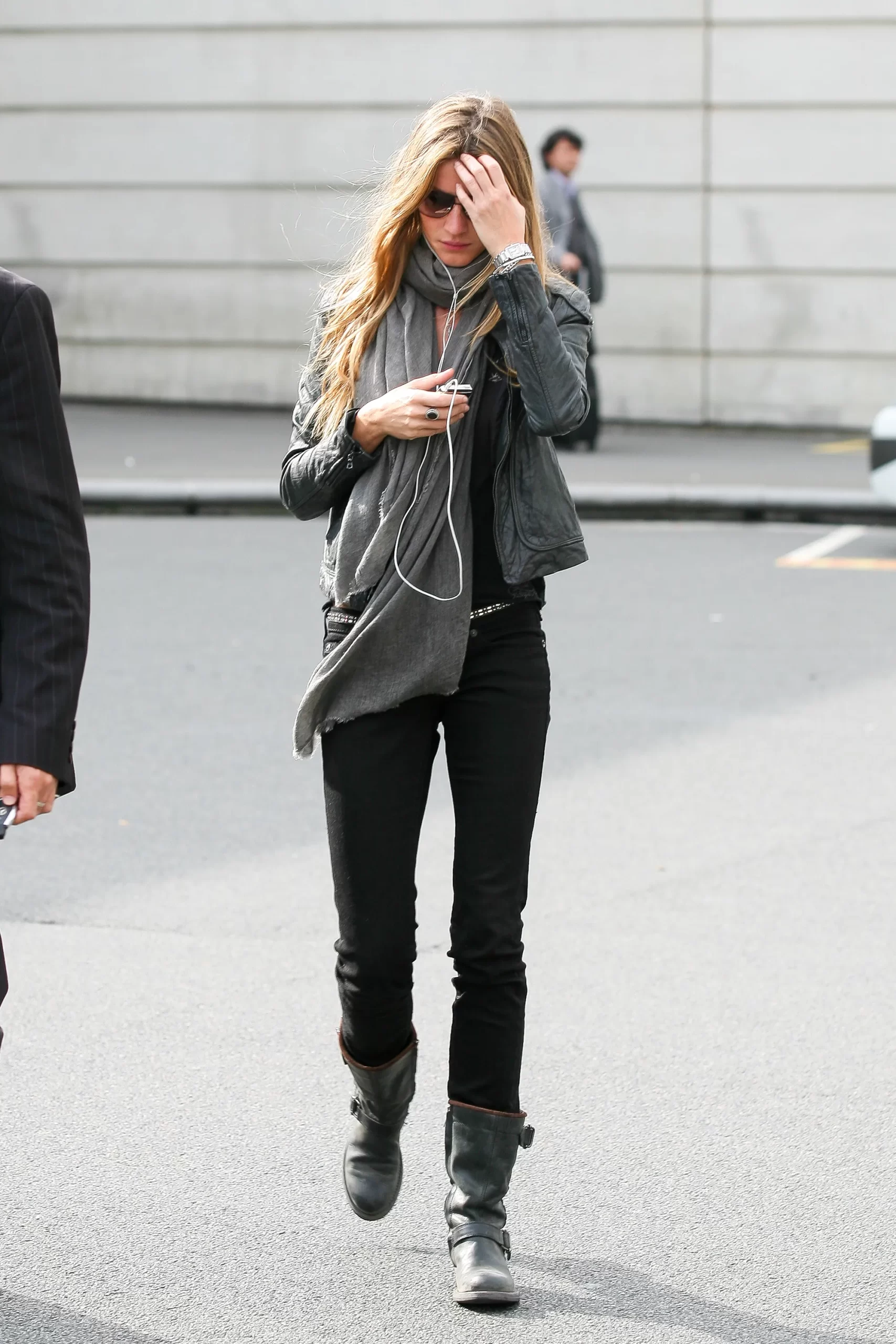 Gisele in een zwart paar jeans