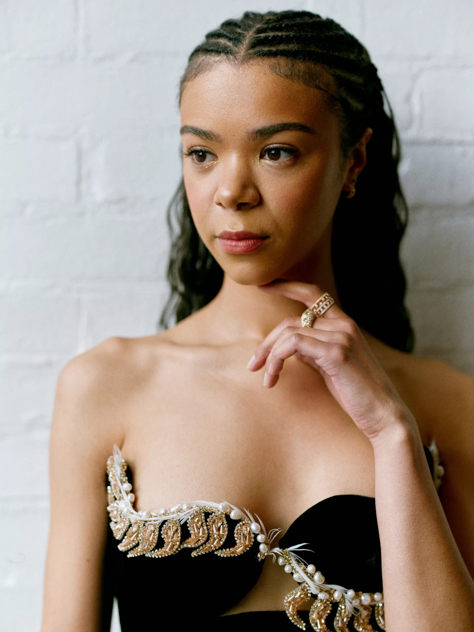 India Amarteifio backstage voor de première van Queen Charlotte: A Bridgerton Story