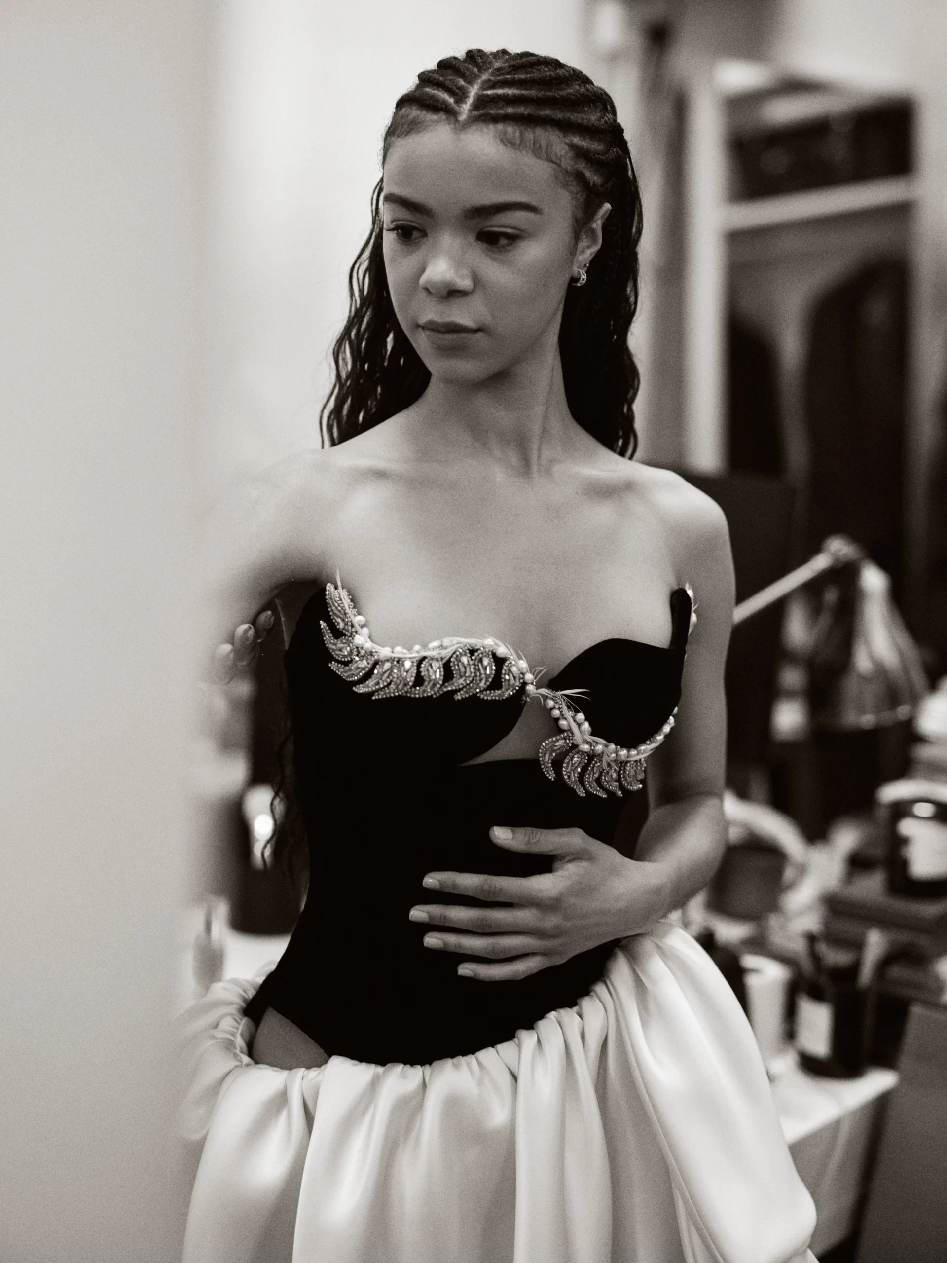 India Amarteifio backstage voor de première van Queen Charlotte: A Bridgerton Story