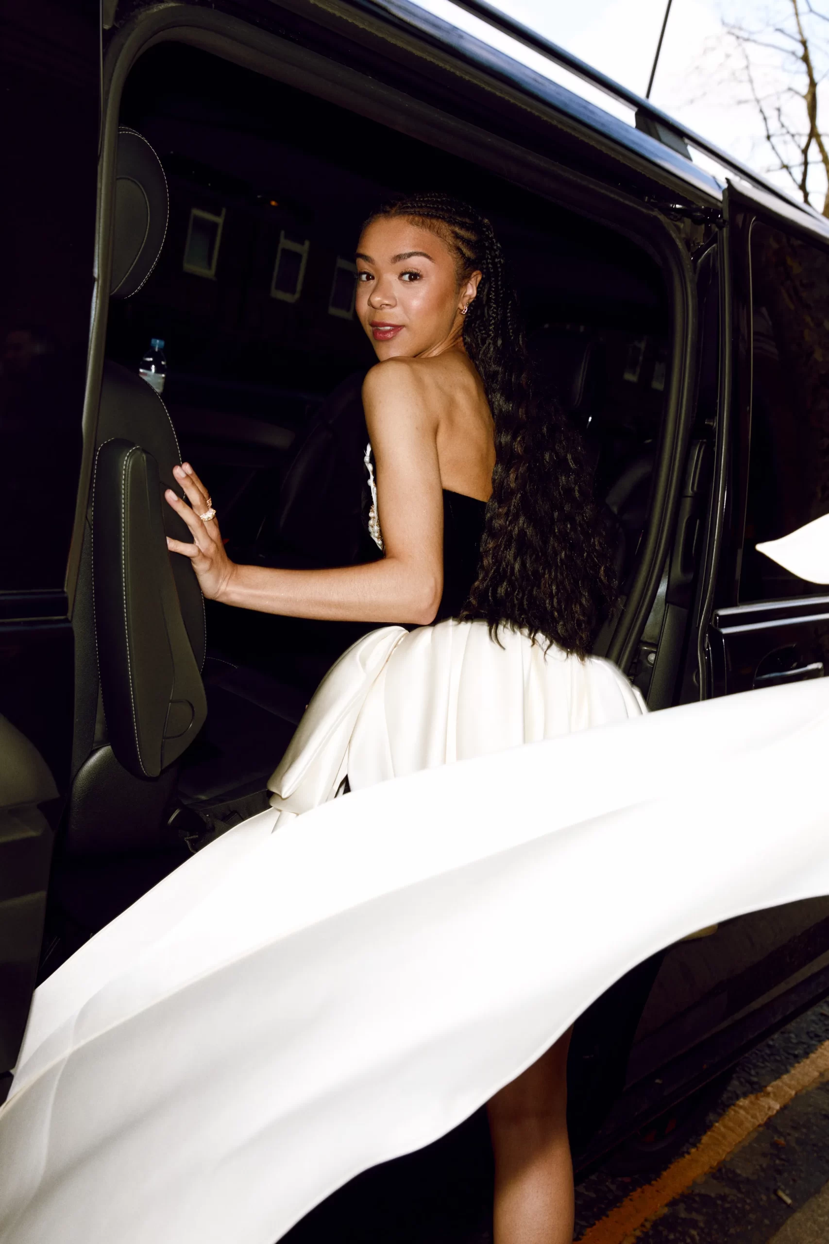 India Amarteifio op weg naar de première van Queen Charlotte: A Bridgerton Story