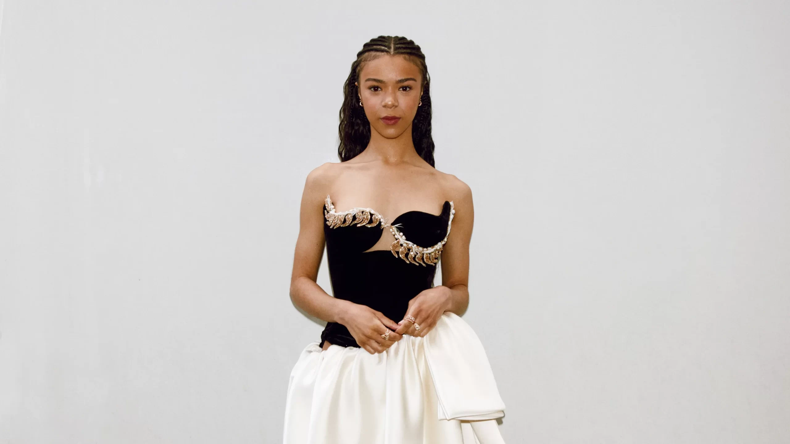 India Amarteifio draagt haar premièrelook voor Queen Charlotte: A Bridgerton Story