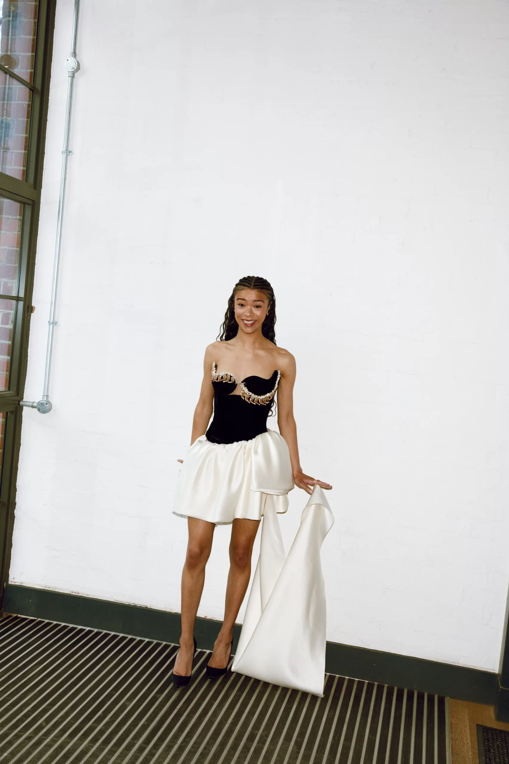 India Amarteifio backstage voor de première van Queen Charlotte: A Bridgerton Story